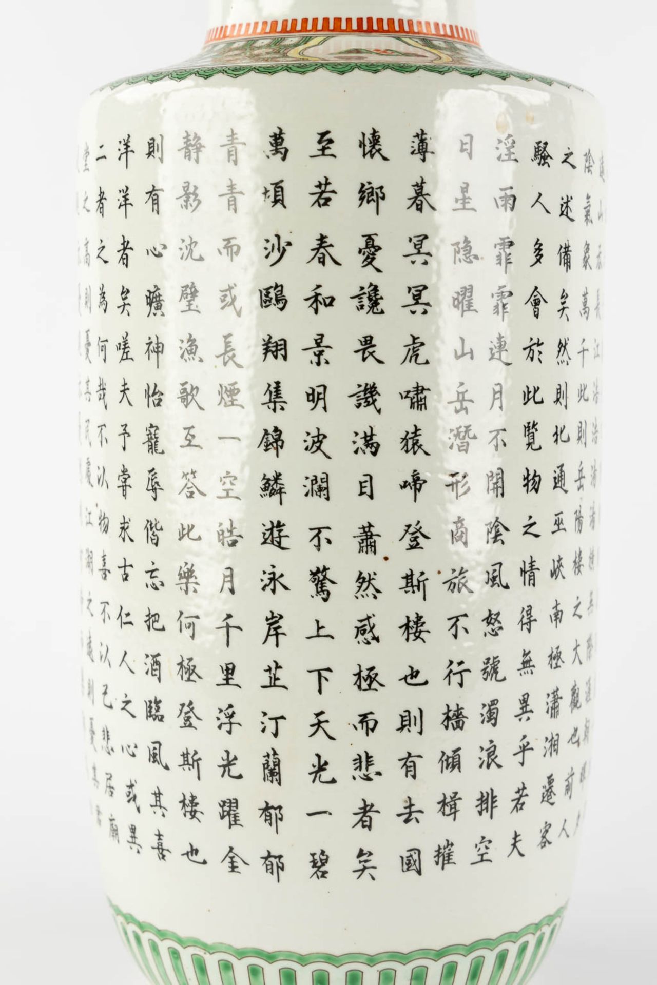 A Chinese Famille Verte 'Roulleau' vase, decorated with calligraphy and a landscape. (H:46 x D:19 cm - Bild 12 aus 13