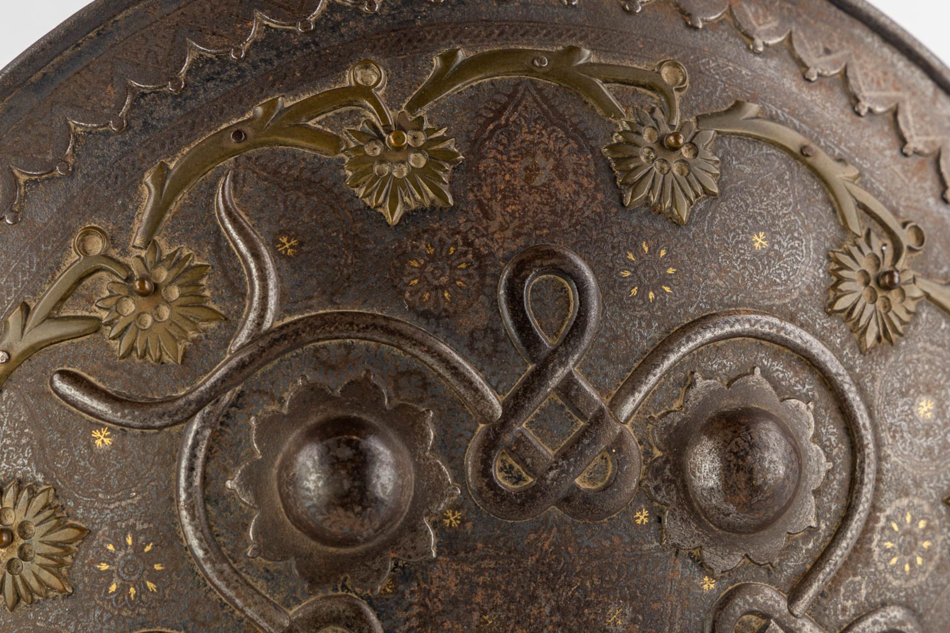 An antique Shield, Indo-Persian, Dhal, India. 19th C. (H:5 x D:31 cm) - Bild 4 aus 8