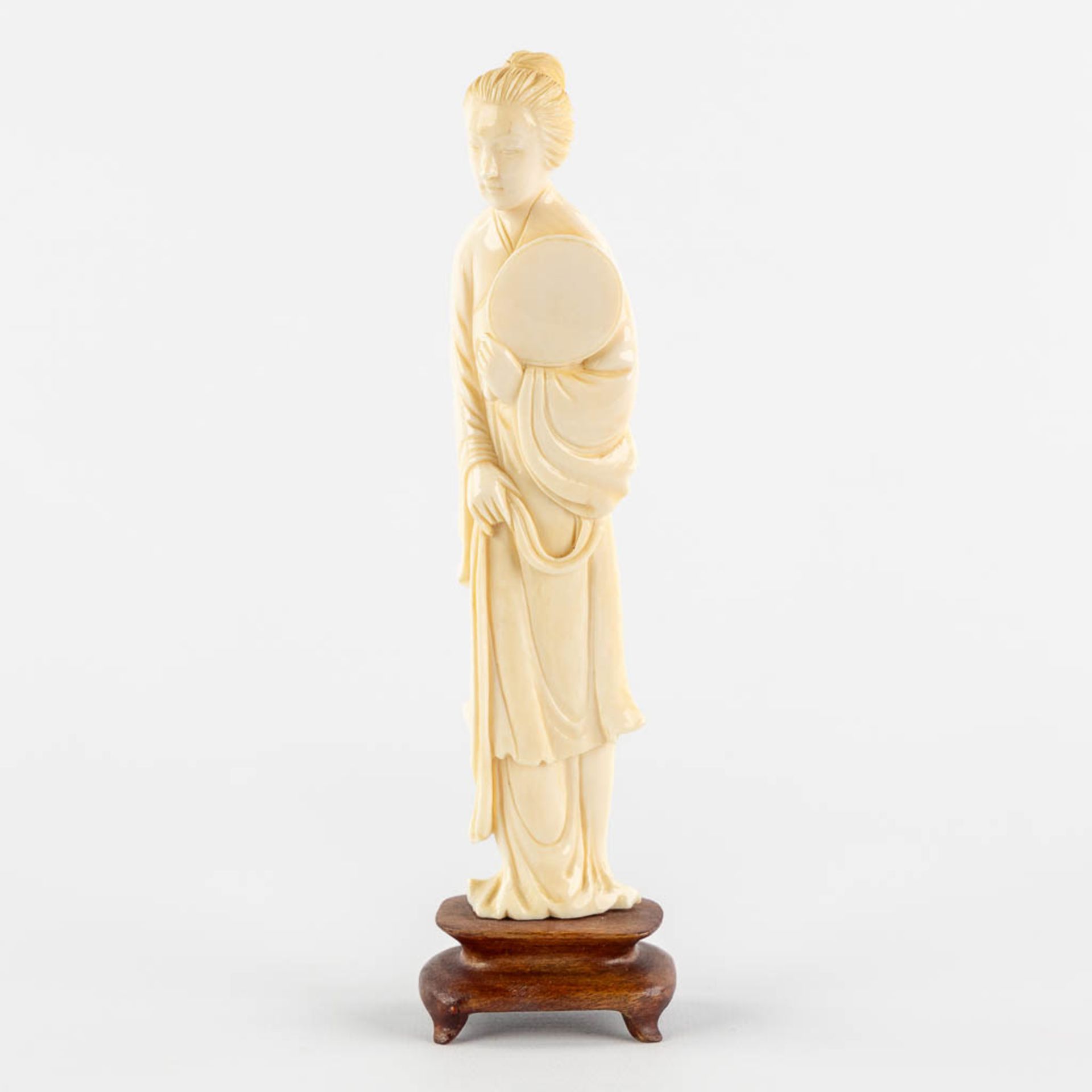 Figurine of a Beauty with mirror, sculptured ivory, China. (L:2,5 x W:4 x H:18 cm) - Image 3 of 9