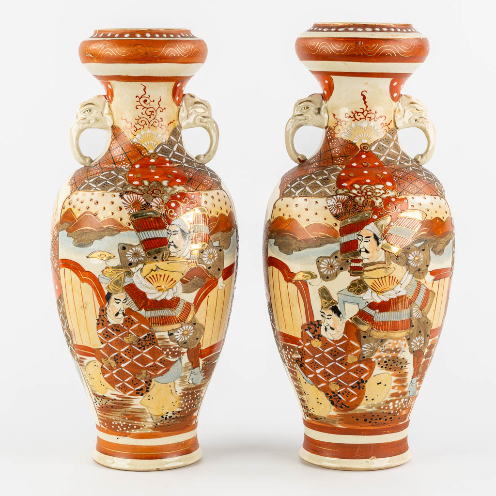 Two Japanese Kutani oil lamps, added two vases. (H:57 x D:15 cm) - Bild 10 aus 16