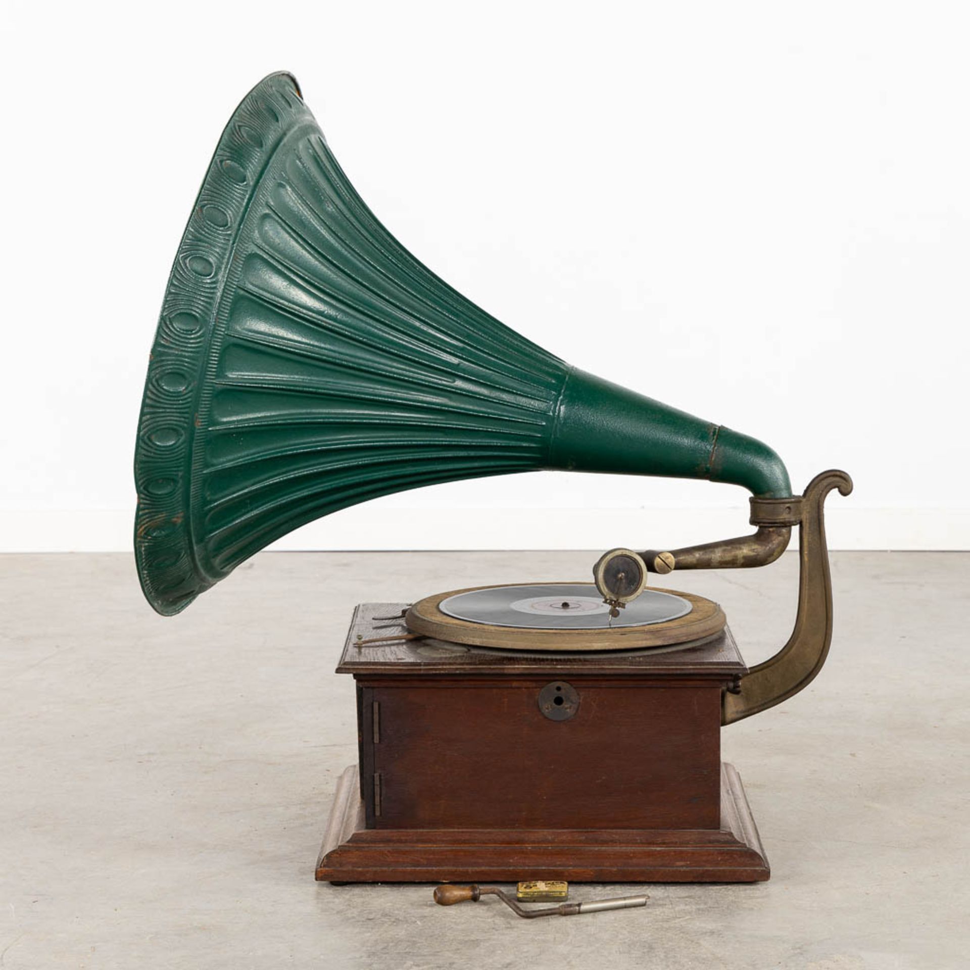 An antique and decorative Grammophone. (L:68 x W:56 x H:77 cm)