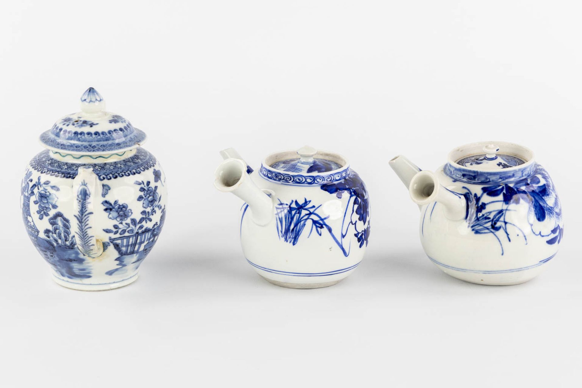 Three Chinese and Japanese teapots, blue-white decor. (W:20 x H:14 cm) - Image 4 of 17