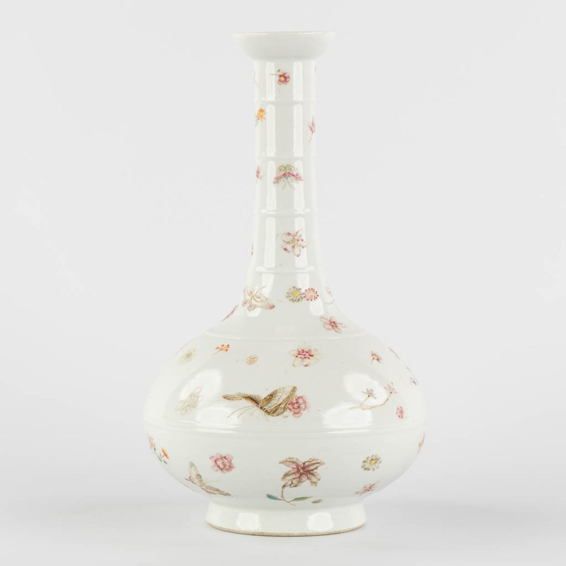 An unusual Chinese Famille Rose vase, decorated with butterflies, Yonghzeng mark, 19th C. (H:31 x D: - Bild 4 aus 11