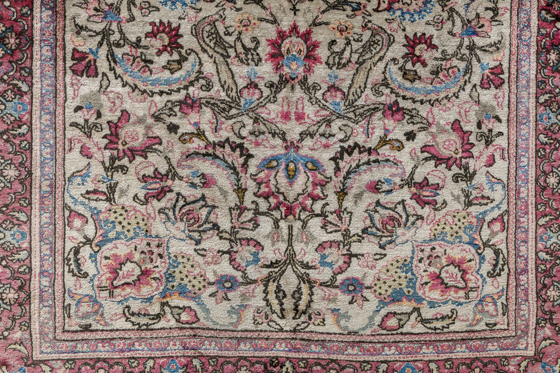 An Oriental hand-made carpet, Kashan, silk. (L:210 x W:135 cm) - Bild 4 aus 9