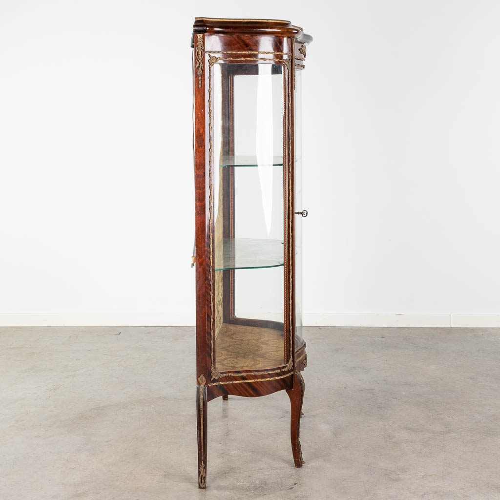 A vintage display cabinet, curved glass mounted with bronze in Louis XV style. (L:35 x W:80 x H:140 - Image 5 of 16