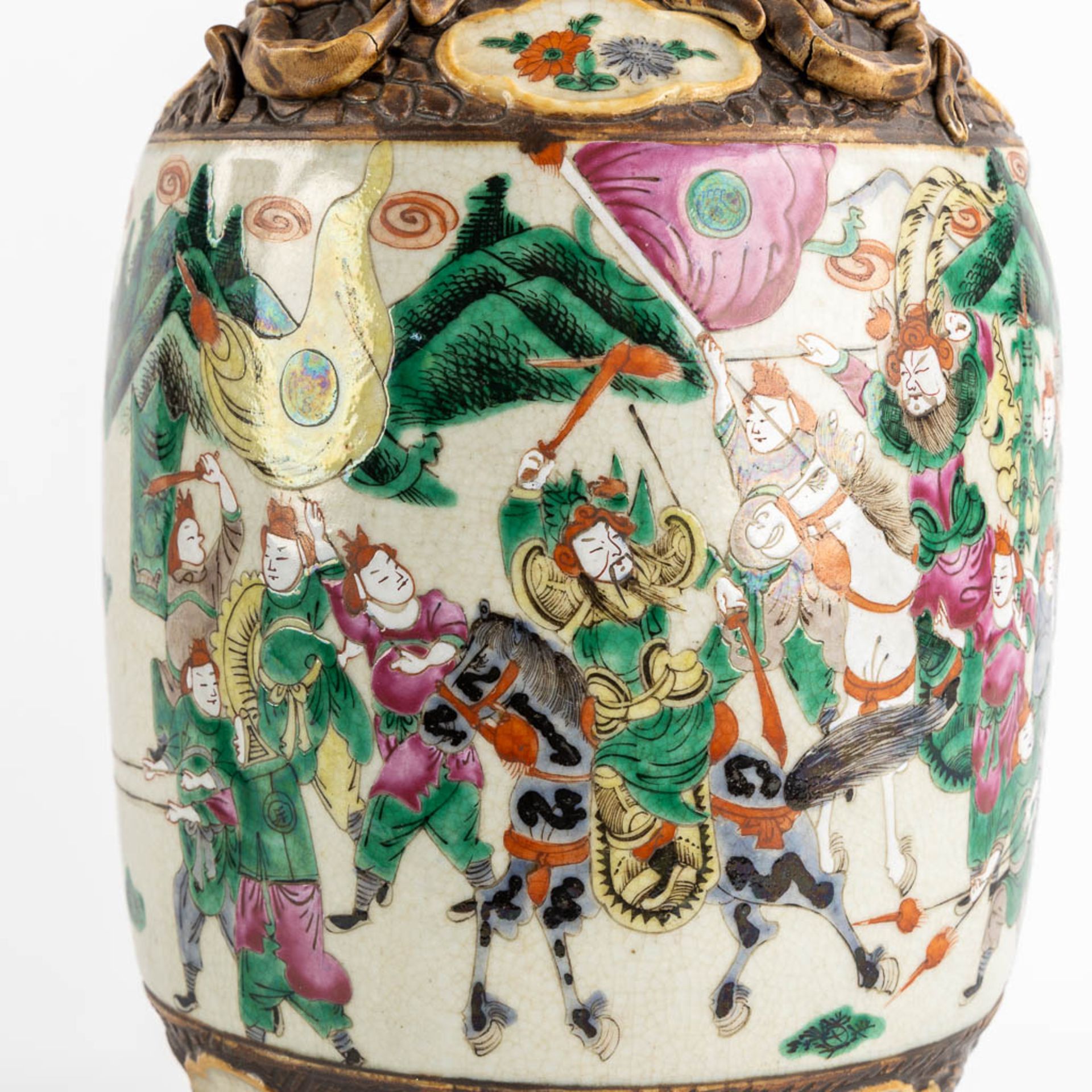 A pair of Chinese Nanking vases, decorated with battle scènes. (H:44 x D:20 cm) - Image 11 of 13