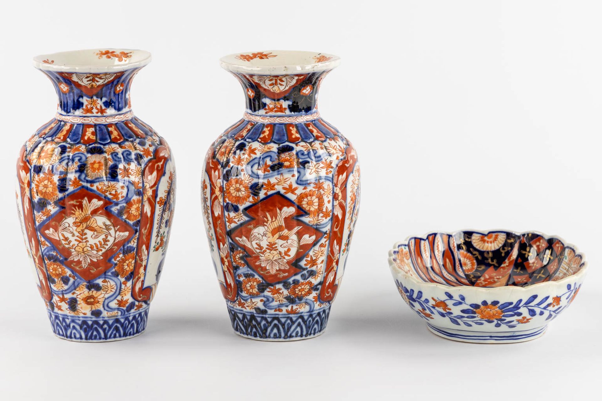 A pair of vases and a bowl, Japanese Imari porcelain. (H:25 x D:14 cm) - Image 6 of 11