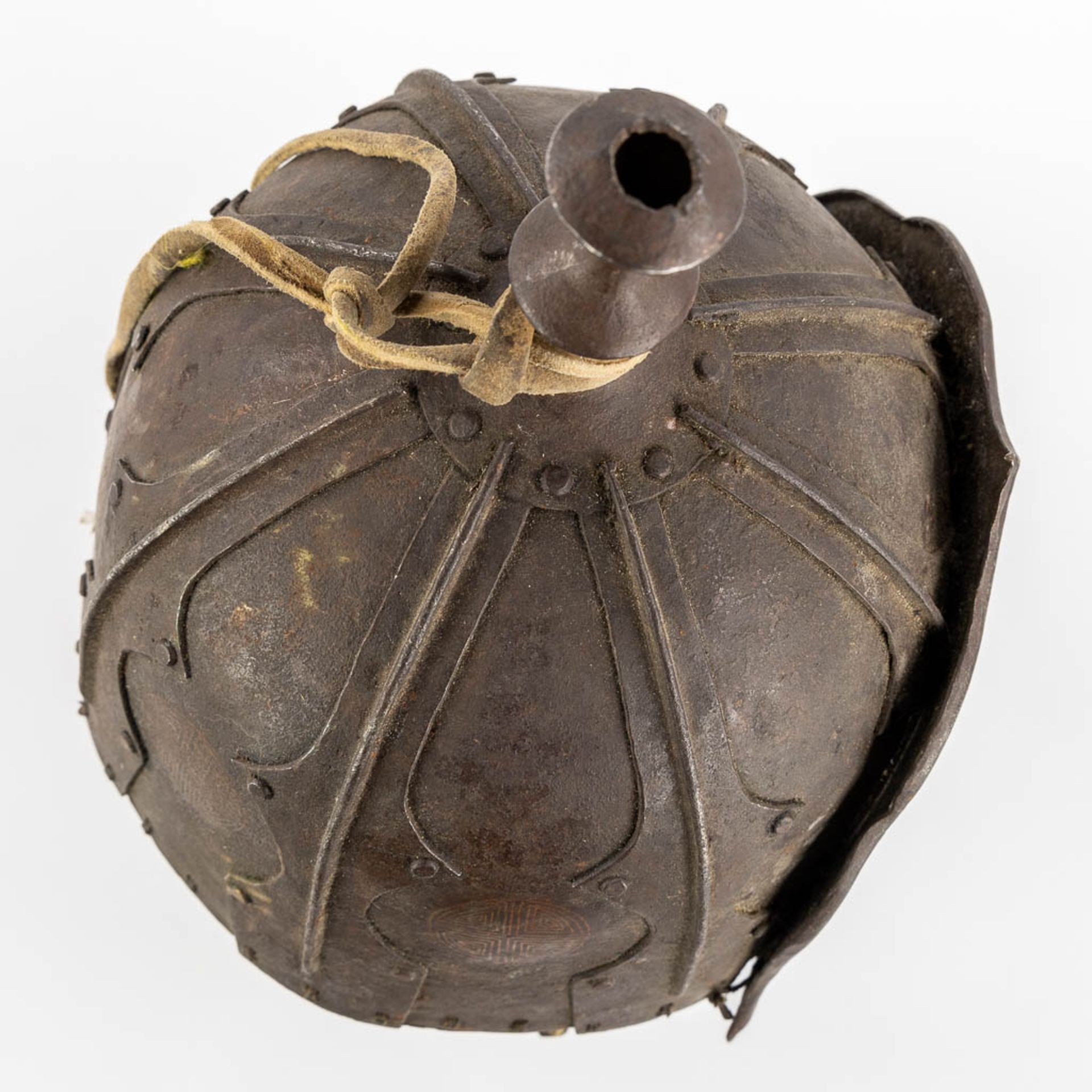 A Tibetan military helmet, iron and leather. 18th/19th C. (L:20 x W:24 x H:42 cm) - Bild 8 aus 11