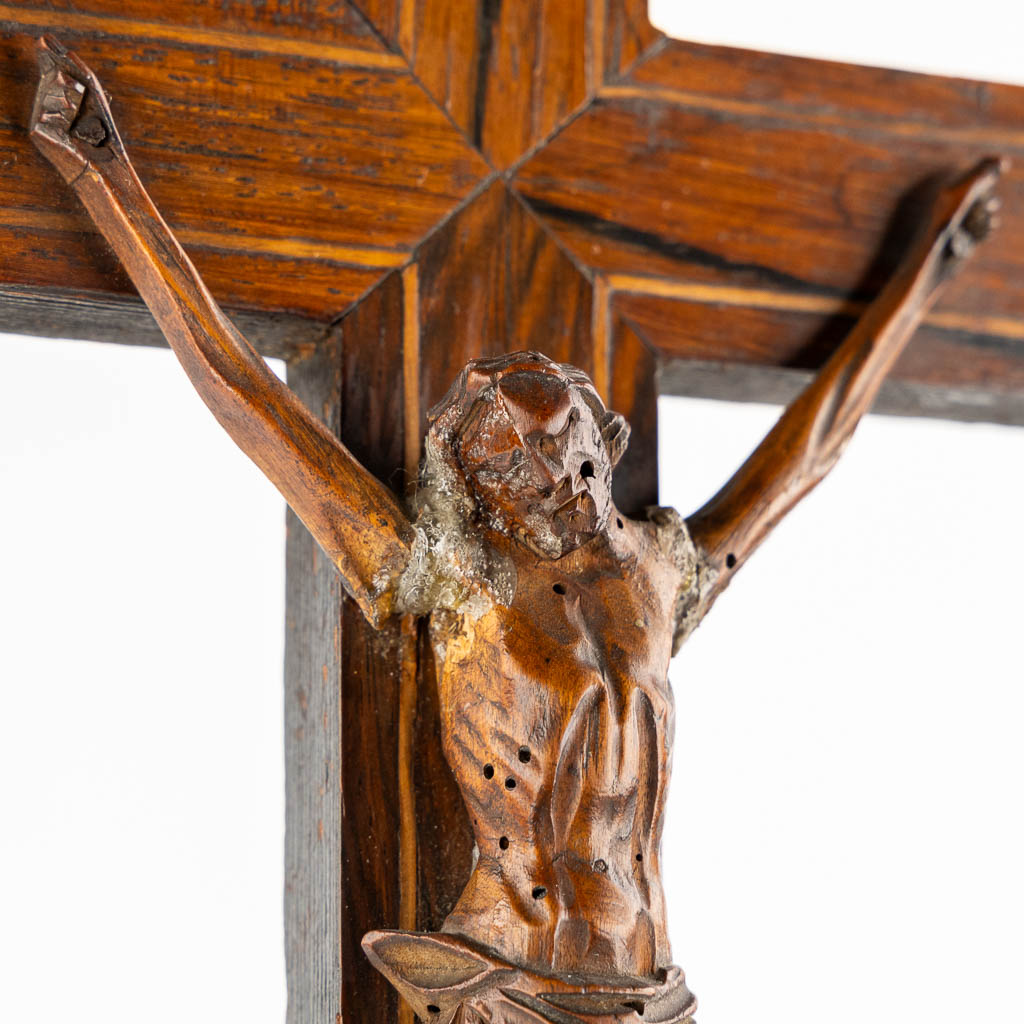 A crucifix with a chapel, mahogany. 19th C. (L:12 x W:24 x H:70 cm) - Image 8 of 11