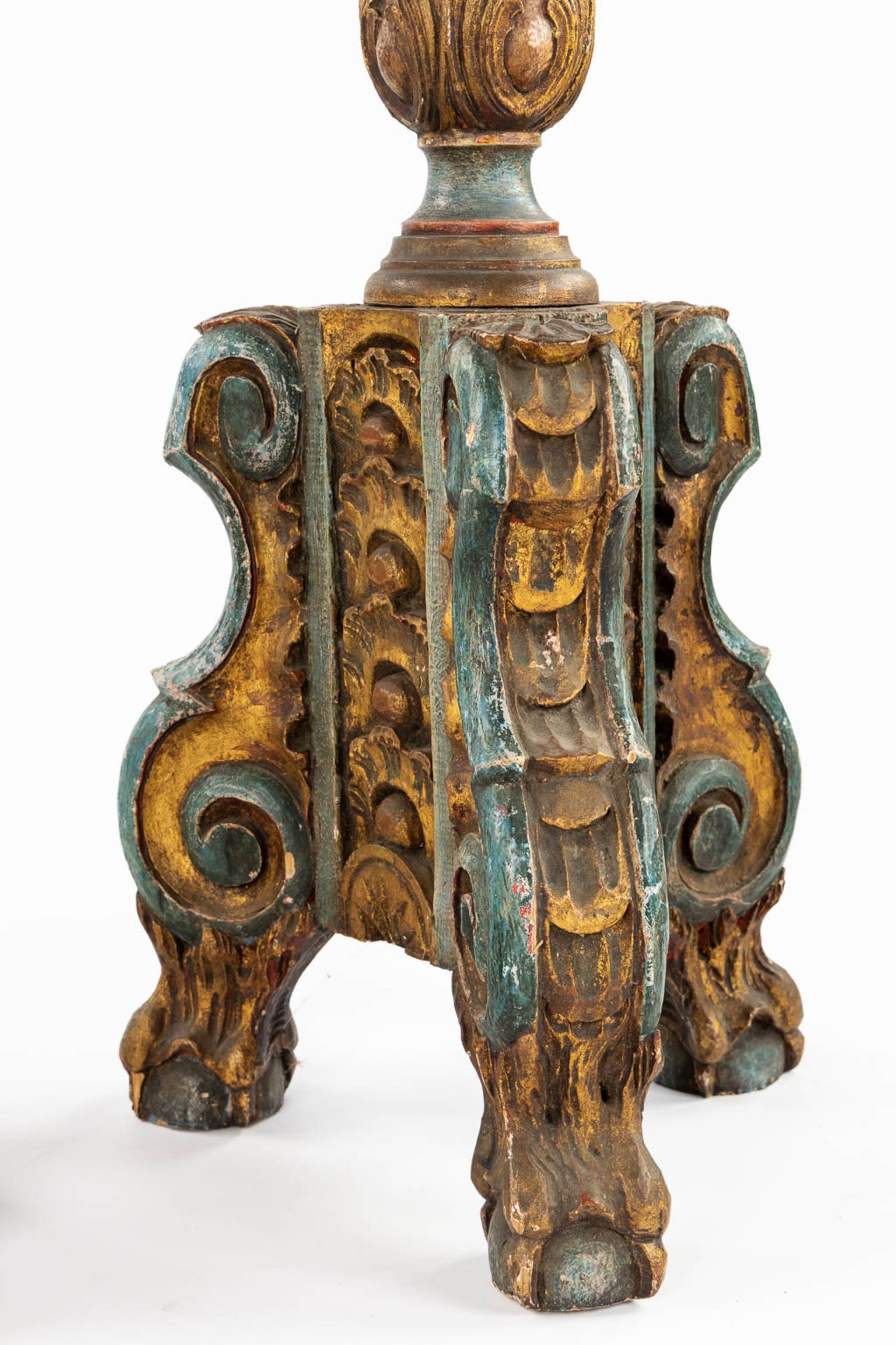 A pair of standing lamps, sculptured and patinated wood. Circa 1900. (H:144 cm) - Bild 9 aus 10