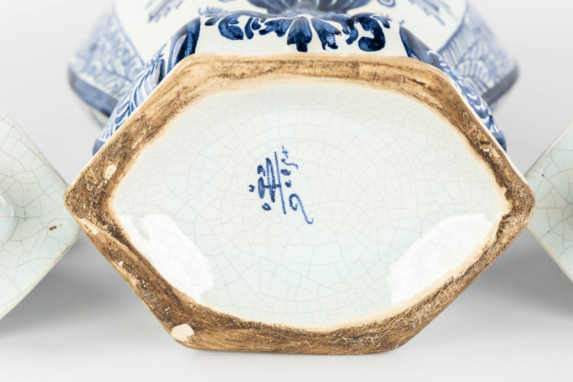 Oud Delft, Nijmegen. A 5-piece 'Kaststel', faience. (L:12 x W:18 x H:38 cm) - Image 9 of 18