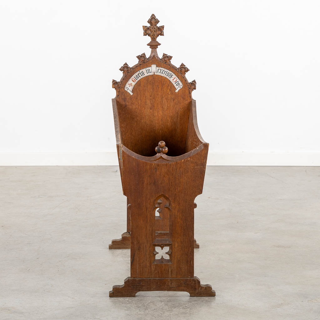 A small manger, sculptured wood, Gothic Revival. (L:29 x W:62 x H:81 cm) - Image 3 of 10