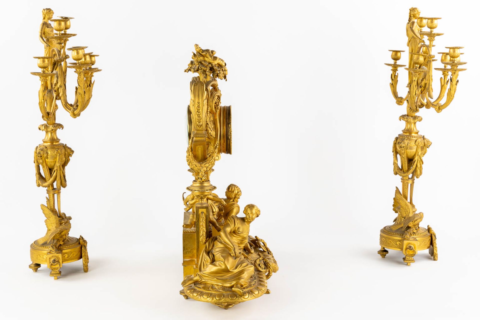 Lerolle Paris, a three-piece mantle garniture clock and candelabra, gilt bronze. France, 19th C. (L: - Bild 17 aus 21