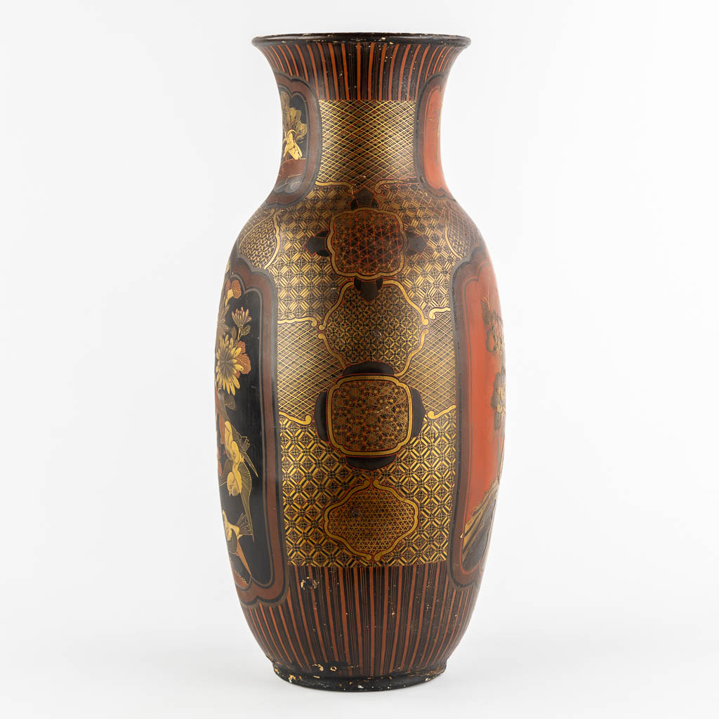 A Japanese porcelain vase, finished with red and gold lacquer. Meij period. (H:61 x D:27 cm) - Image 4 of 14