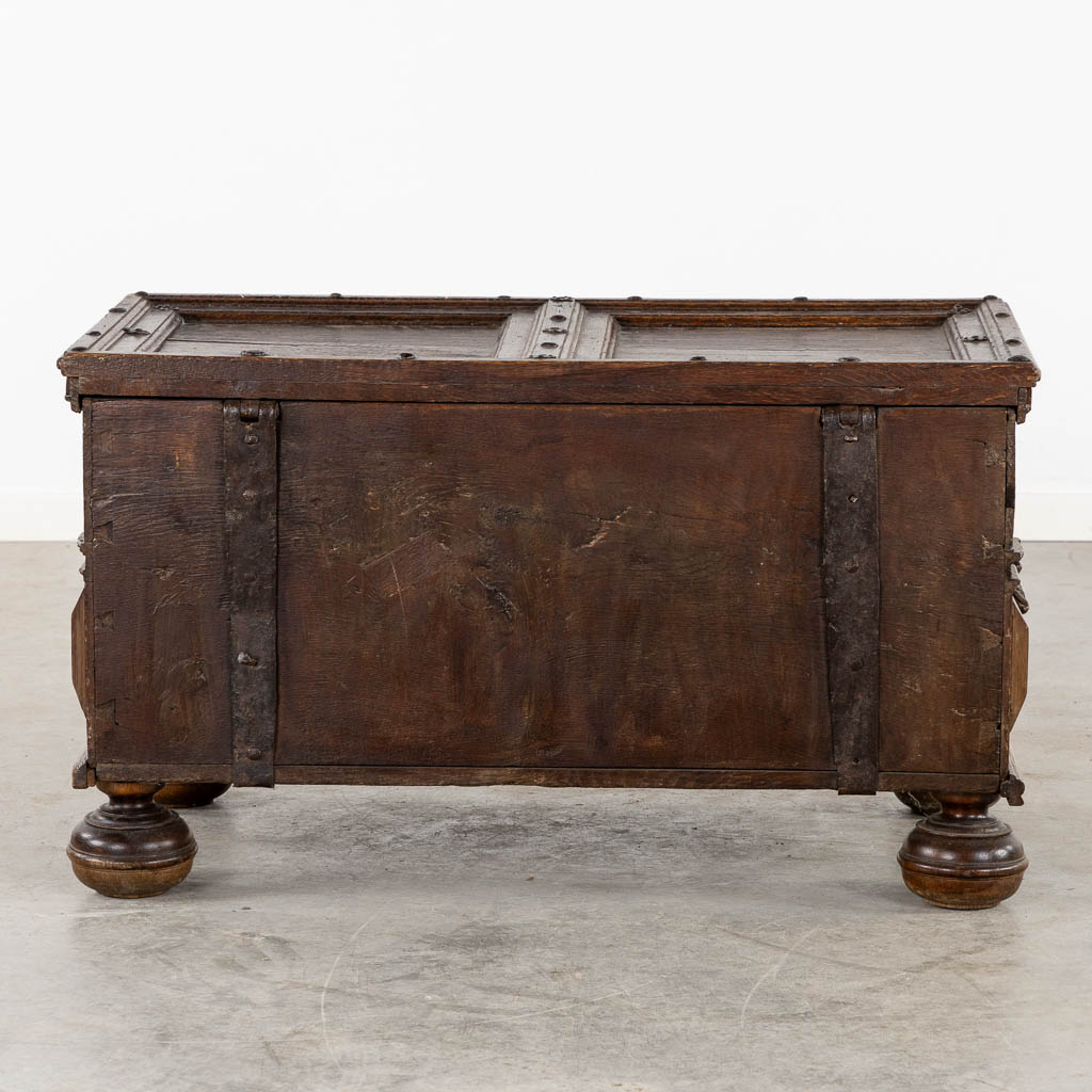 An antique chest mounted with wrought-iron, The Netherlands, 17th C. (L:57 x W:97 x H:56 cm) - Image 5 of 11