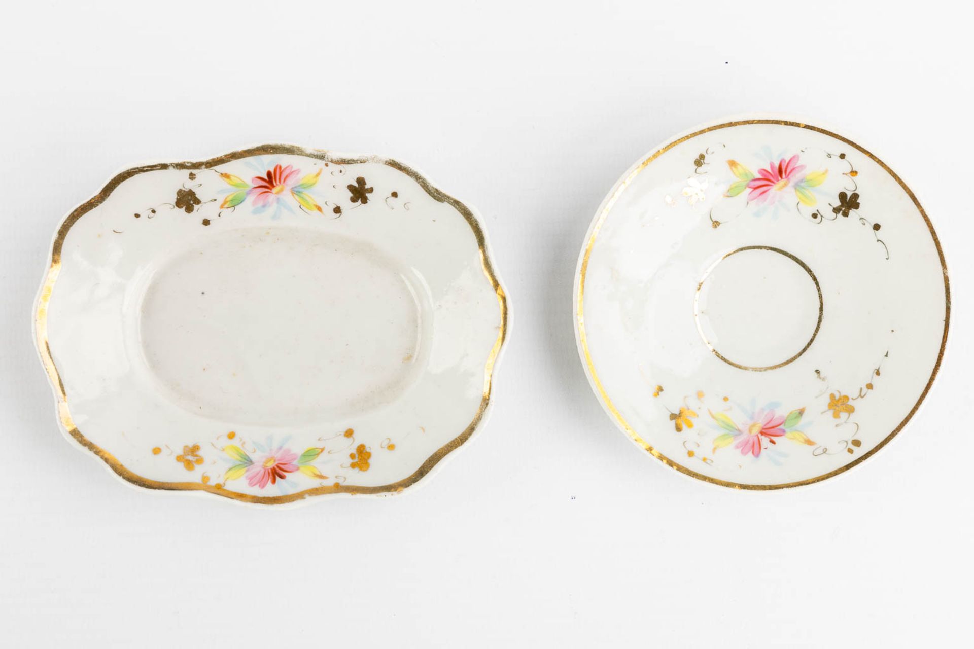 A children's tea set, polychrome porcelain. Circa 1900-1920. (L:20 x W:33 x H:10 cm) - Bild 11 aus 11