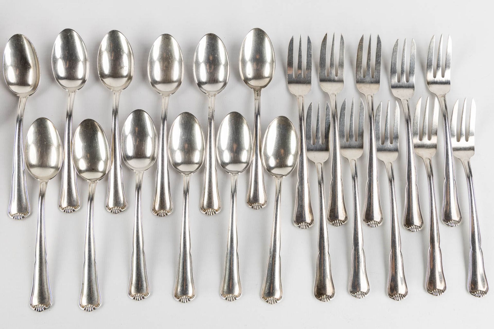 A large 82-piece silver cutlery, Germany. 800/1000. 2,673kg. (L:25,5 cm) - Image 10 of 14
