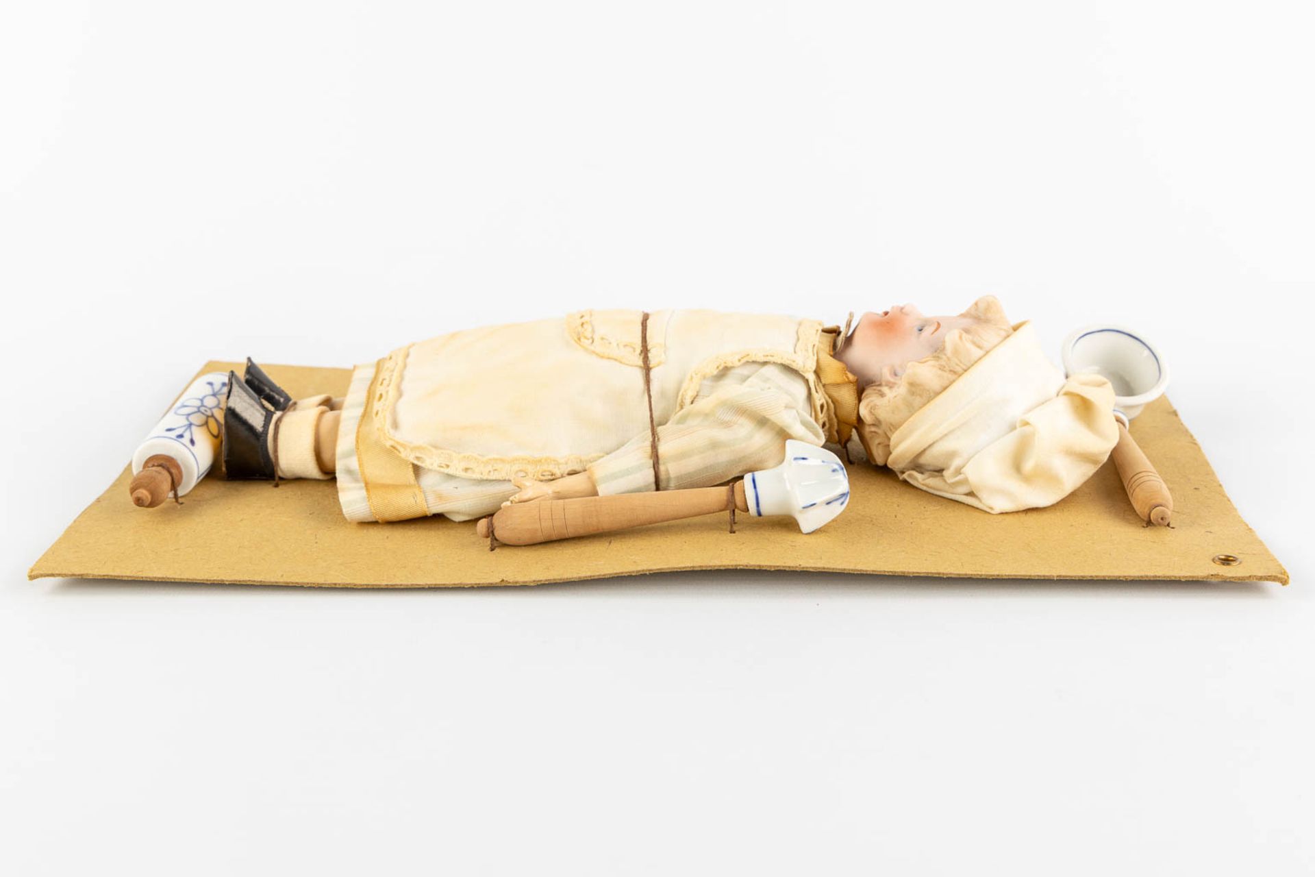 William Goebel, 'Boy Chef' a porcelain doll mounted on a cardboard with accessories. (W:20,5 x H:37 - Image 6 of 9