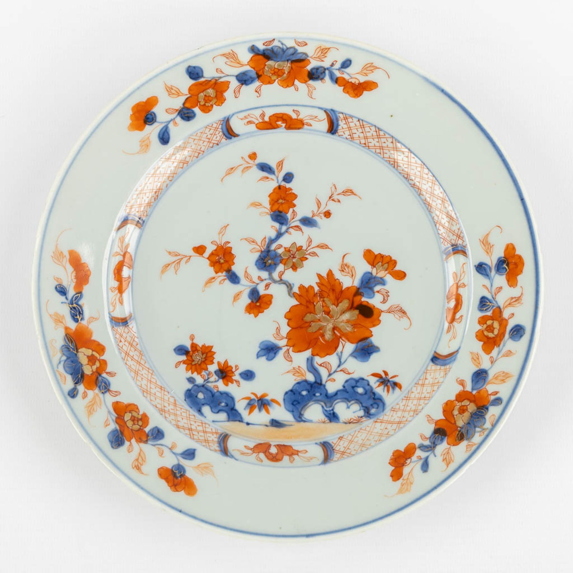 Six pieces of Japanese Imari porcelain, 19th/20th C. (D:23 cm) - Image 7 of 16