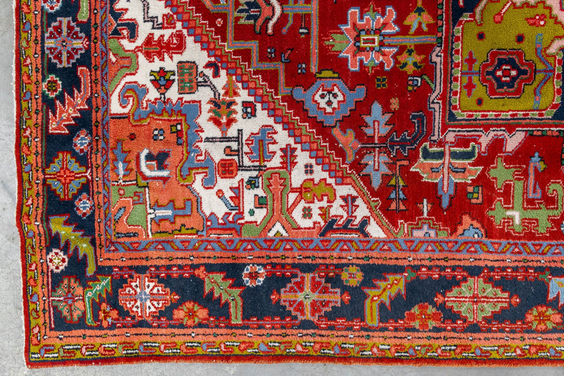 An Oriental hand-made carpet, Heriz. (L:350 x W:252 cm) - Bild 5 aus 11