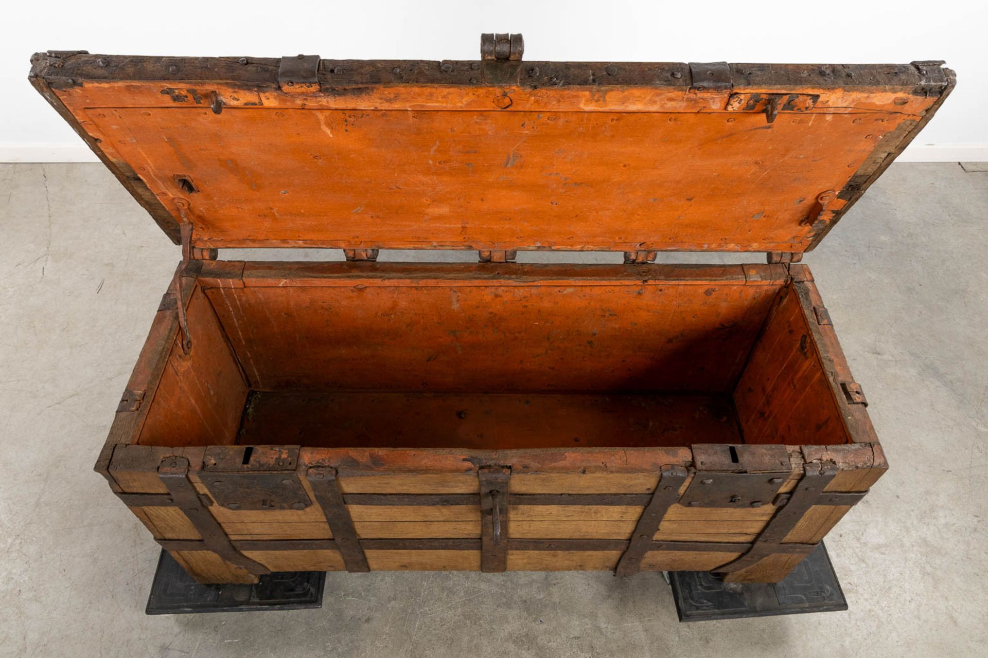 An antique 'Money Box' with metal hardware. 16th/17th C. (L:47 x W:126 x H:59 cm) - Bild 11 aus 13