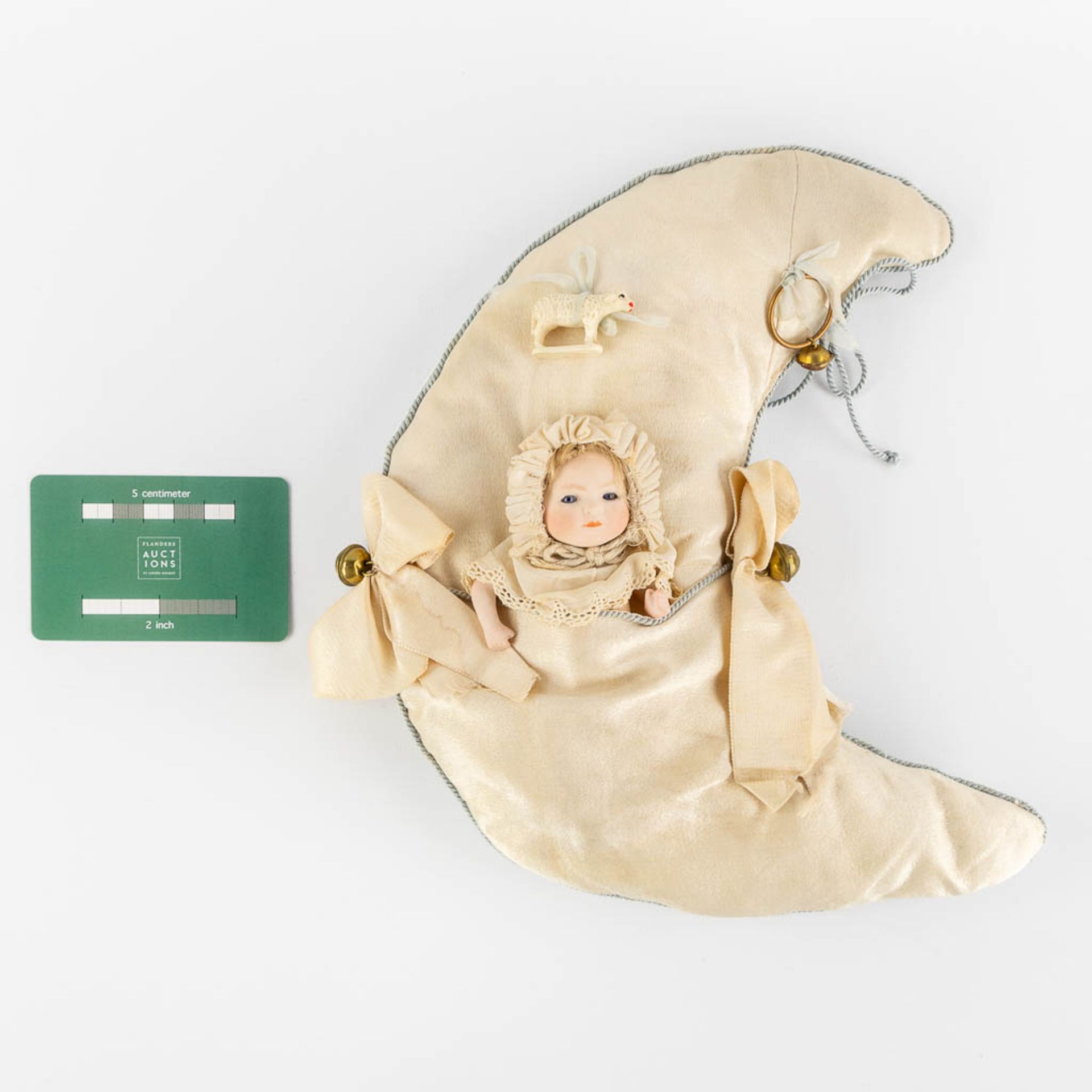 An antique doll in a crescent moon-shaped sleeping bag. Putnam 1922. (W:23 x H:26 cm) - Image 2 of 13