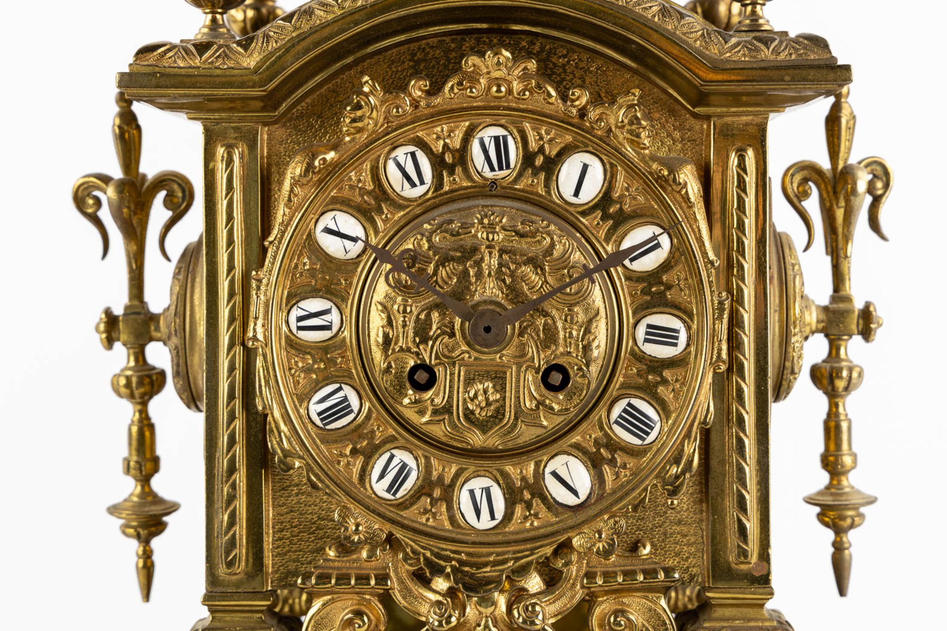 A mantle clock, bronze decorated with angels. Circa 1900. (L:21 x W:27 x H:54 cm) - Bild 9 aus 13