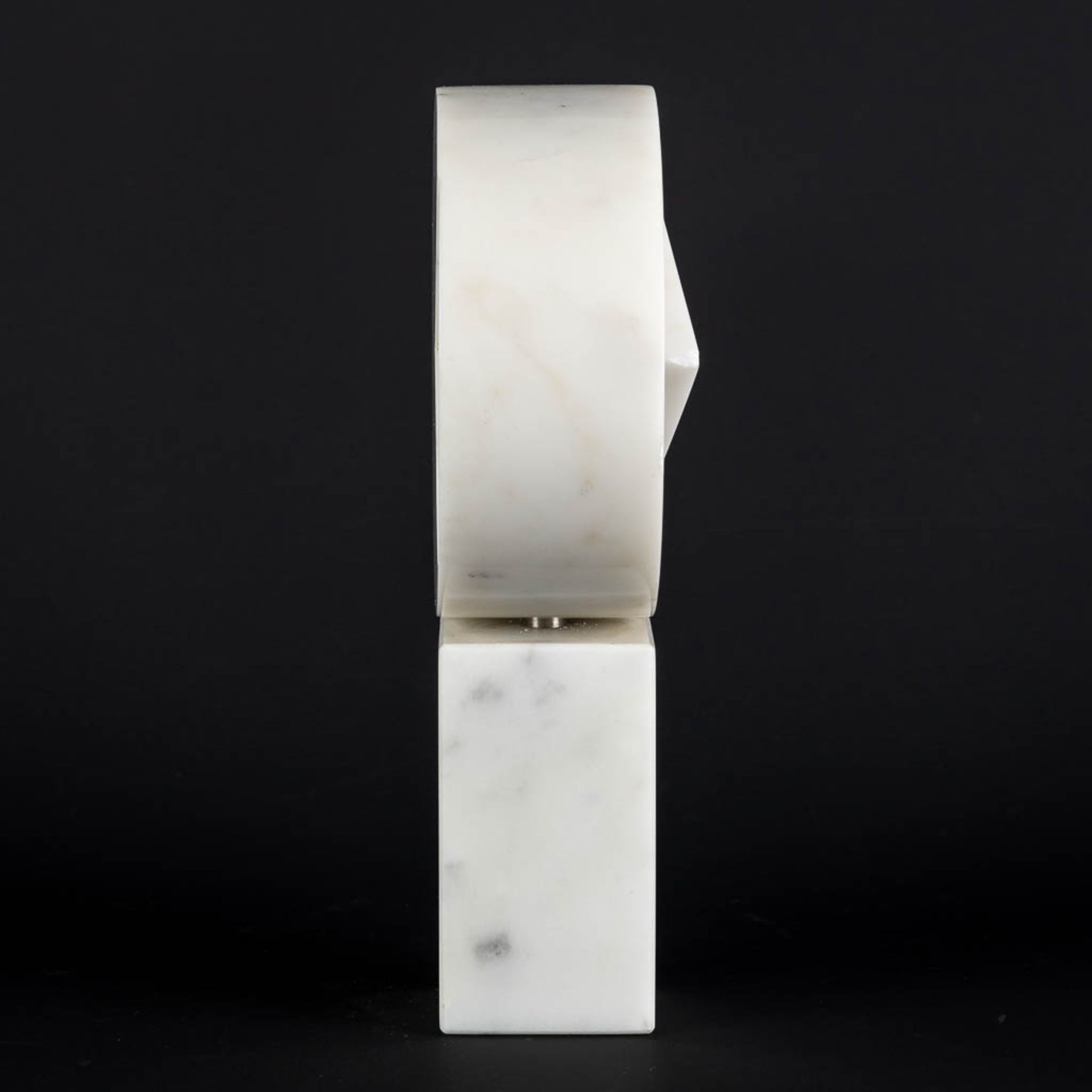 Hilde VAN SUMERE (1932-2013) 'Knipoog' Carrara marble. (L:7,5 x W:16 x H:28,5 cm) - Image 4 of 11