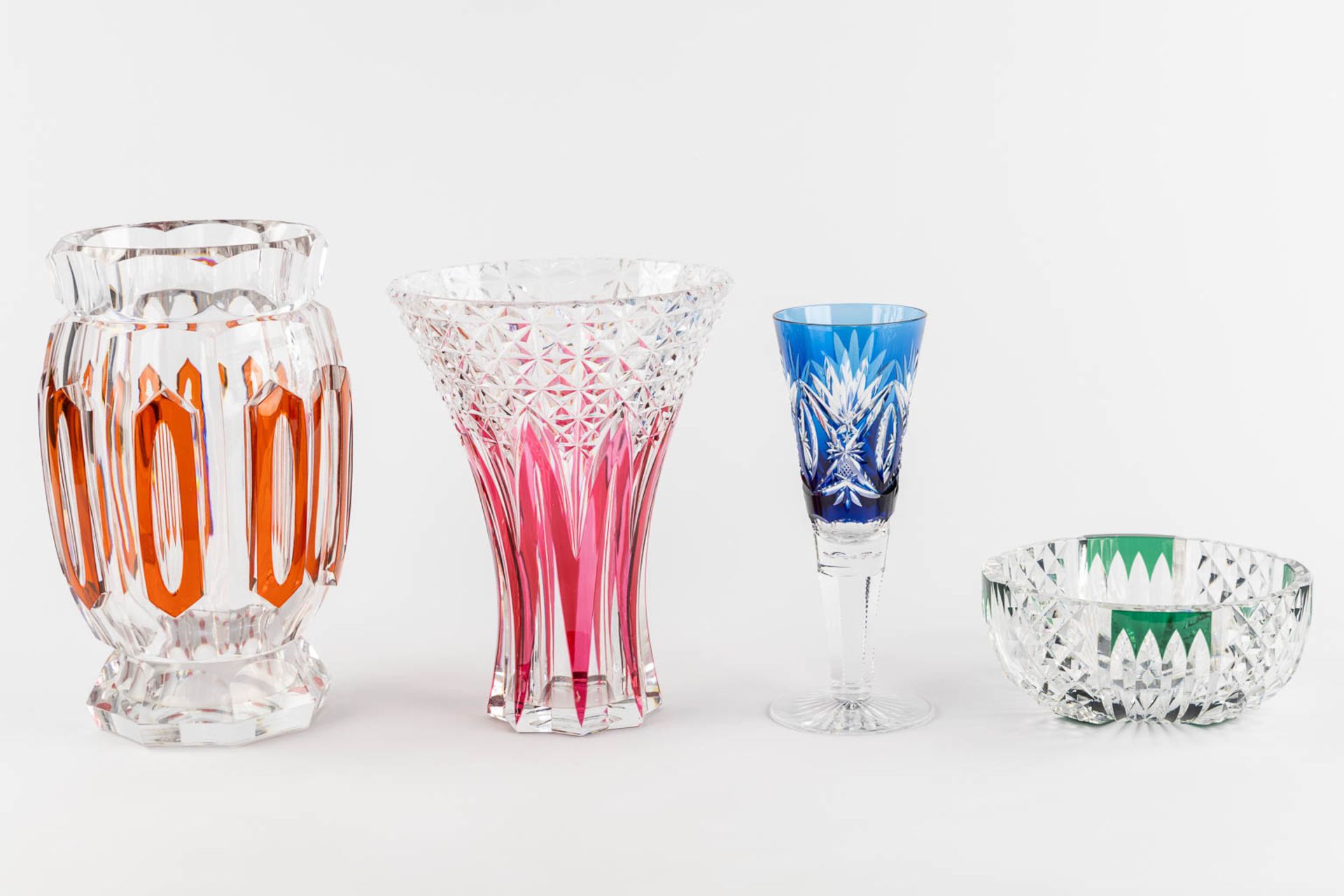 Val Saint Lambert, four pieces of cut and coloured crystal. (H:31 x D:19 cm) - Bild 5 aus 13