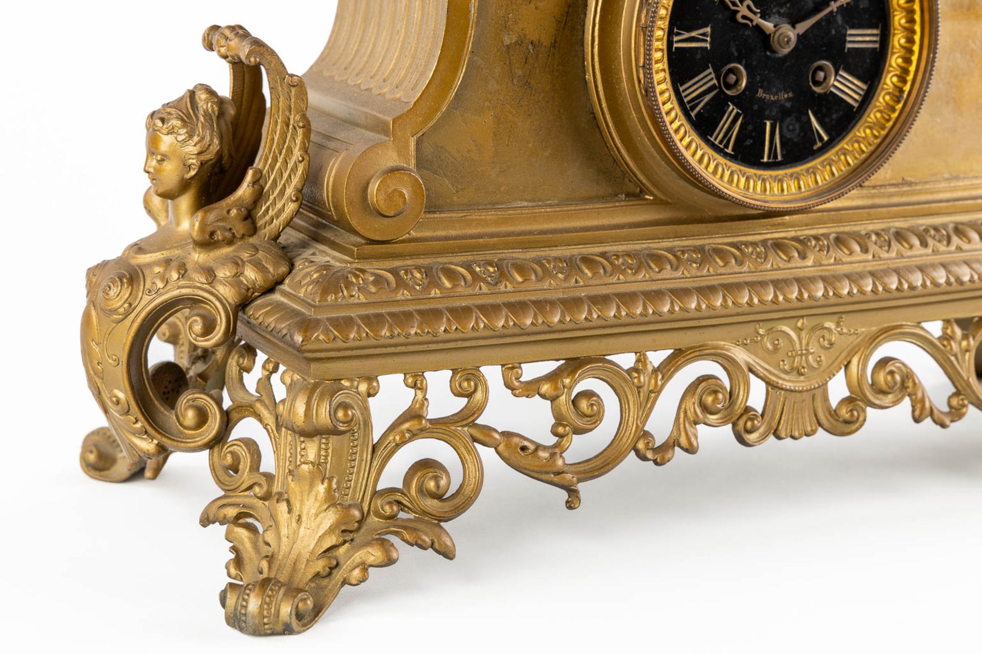 J. Dusart Bruxelles, A mantle clock. Gilt spelter and marble. Circa 1900. (L:20 x W:47 x H:46 cm) - Bild 10 aus 10