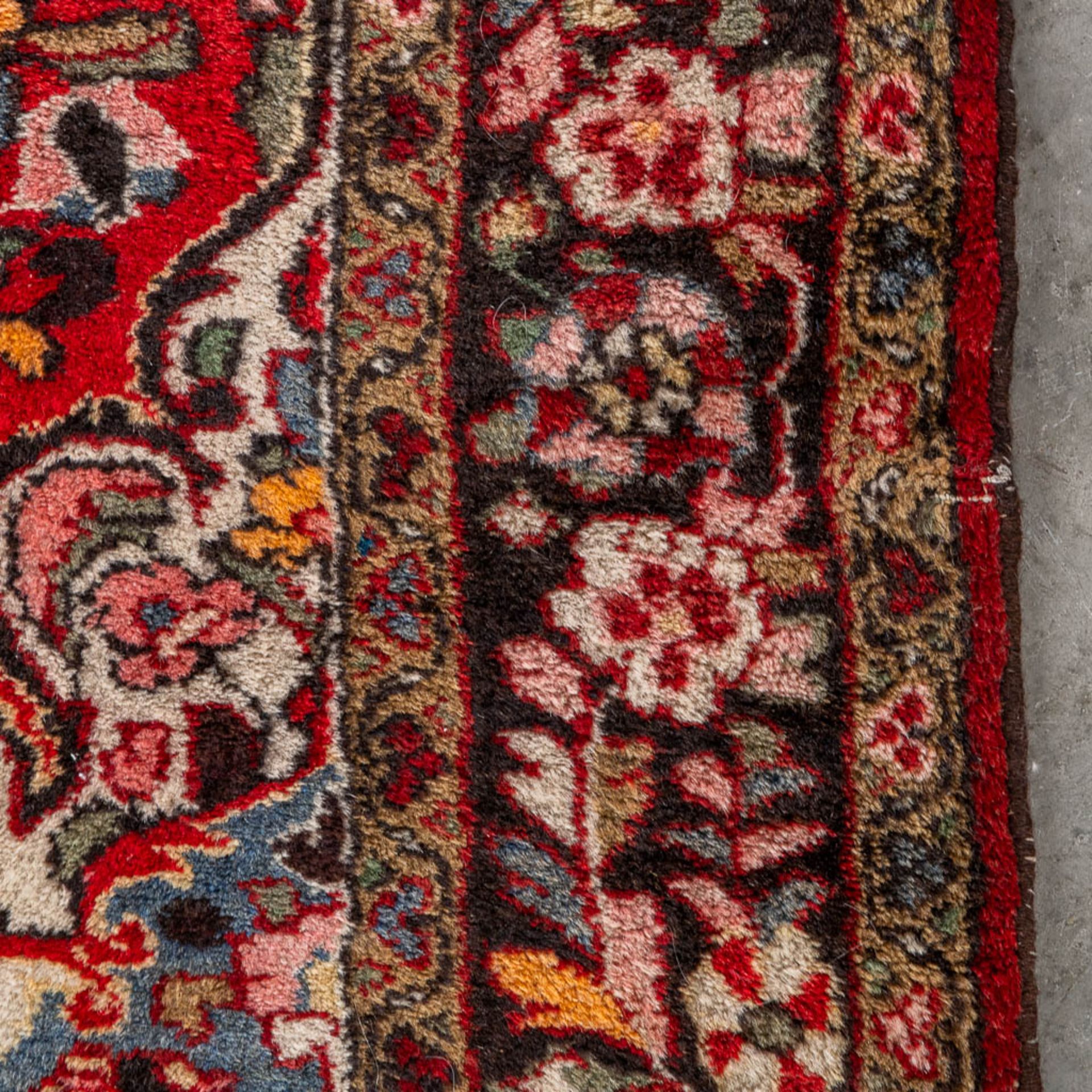 An Oriental hand-made carpet, Kashan. (L:217 x W:158 cm) - Image 6 of 8