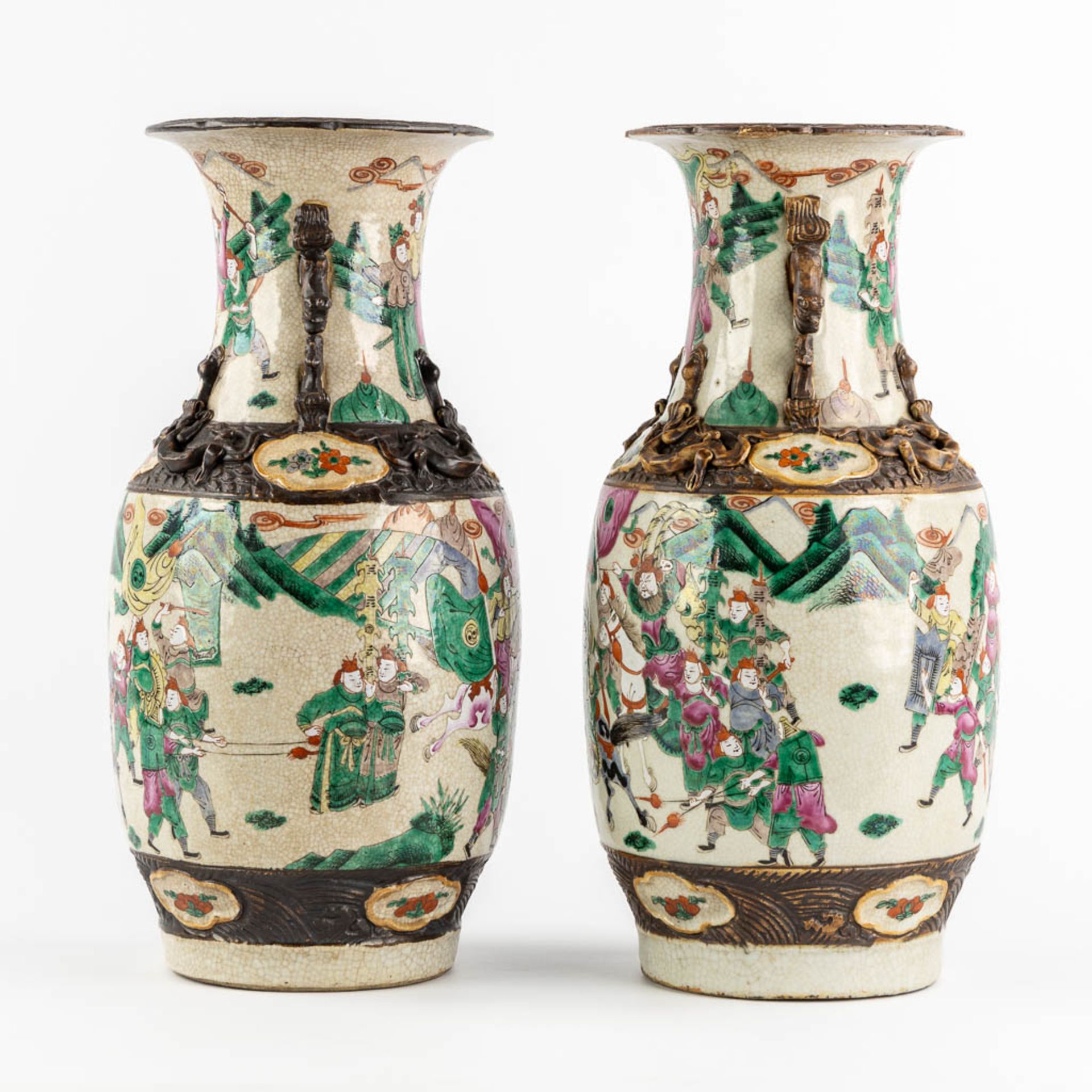 A pair of Chinese Nanking vases, decorated with battle scènes. (H:44 x D:20 cm) - Image 5 of 13