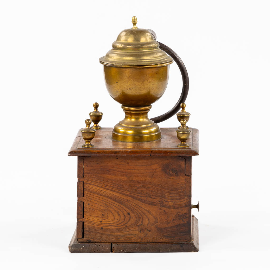 A large and antique 'Coffee Grinder' copper, iron and wood. (L:28 x W:51 x H:52 cm) - Image 5 of 10