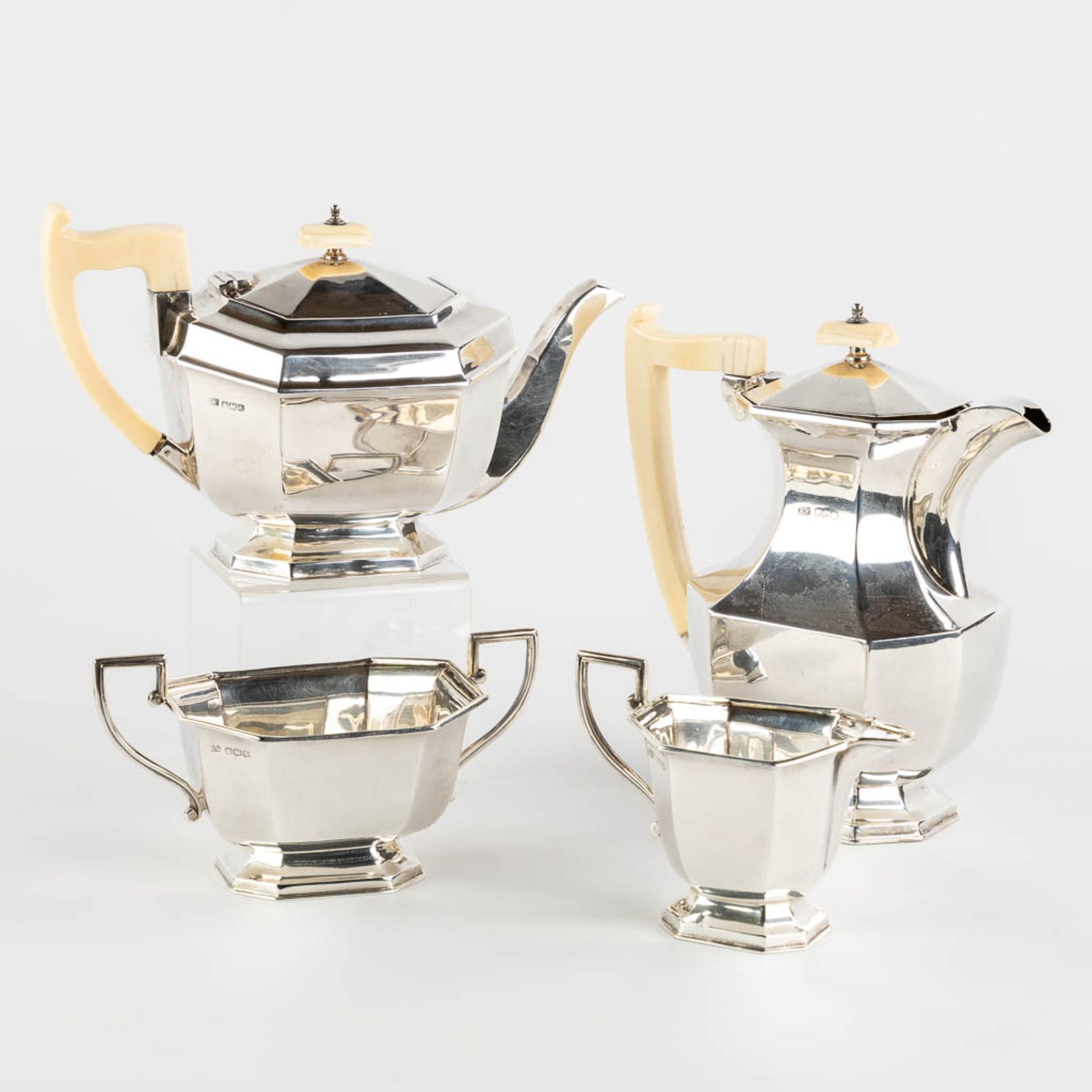 Viner's Ltd. A 4-piece silver coffee and tea service, Sheffield, England, 1936. Art Deco. 1,631 kg. 