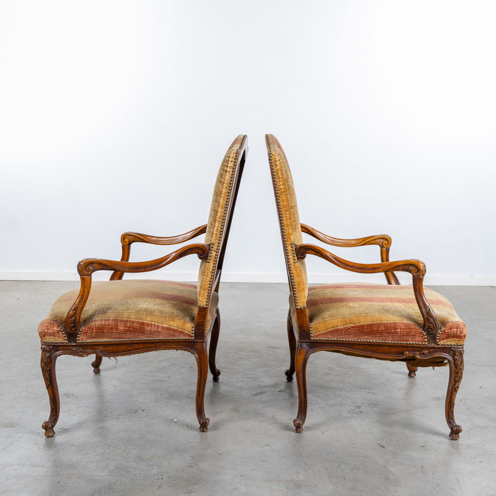 A pair of antique Louis XV style armchairs. (L:73 x W:78 x H:108 cm) - Bild 4 aus 10