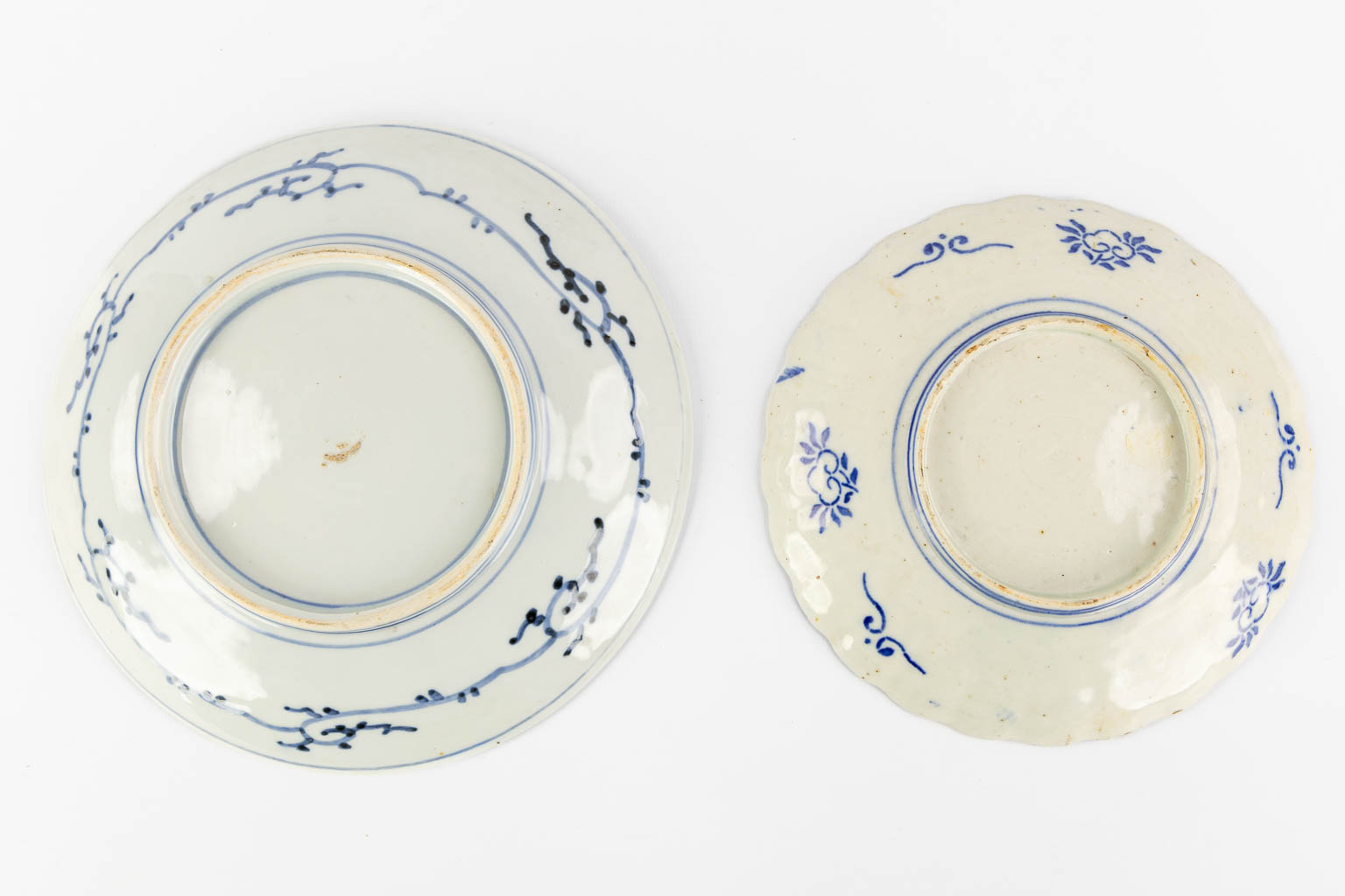 Four plates and two vases, Japan, Imari. 19th and 20th C. (H:34,5 x D:17 cm) - Image 10 of 19