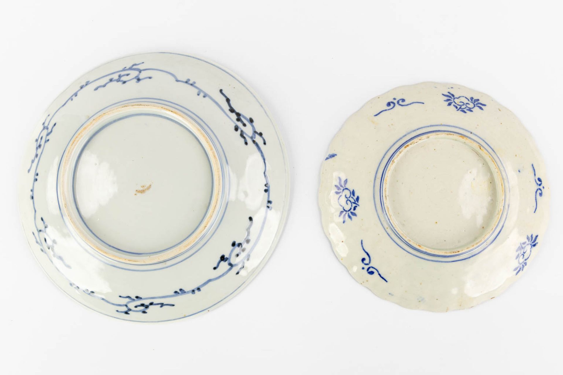 Four plates and two vases, Japan, Imari. 19th and 20th C. (H:34,5 x D:17 cm) - Bild 10 aus 19