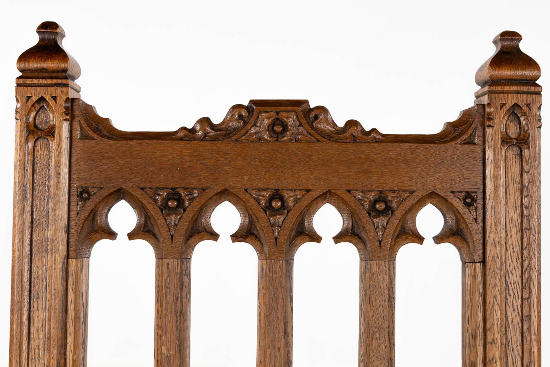 8 Gothic Revival style chairs, sculptured wood. Circa 1900. (L:54 x W:48 x H:123 cm) - Bild 8 aus 12