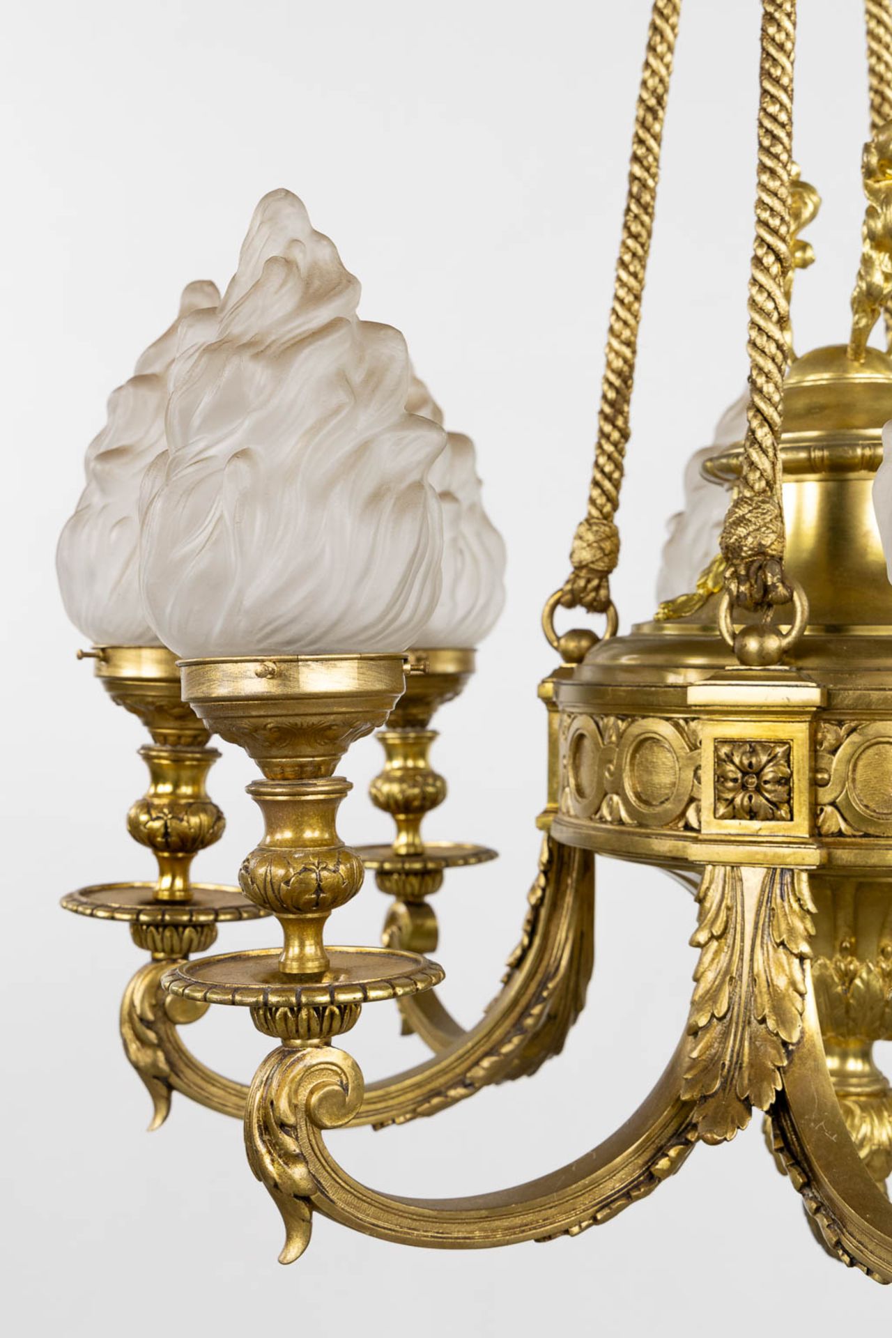 A chandelier, bronze in a Louis XVI style. Gilt bronze. (H:100 x D:72 cm) - Bild 5 aus 9