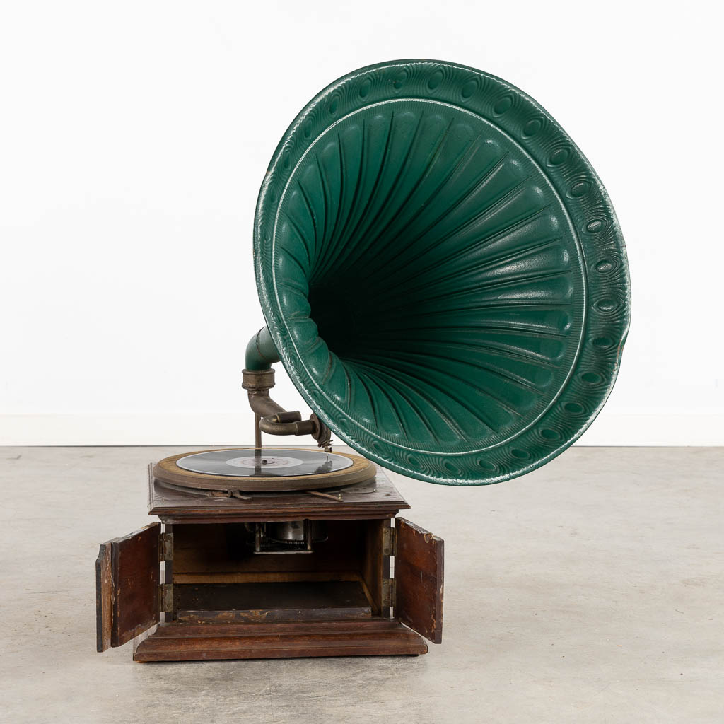An antique and decorative Grammophone. (L:68 x W:56 x H:77 cm) - Image 3 of 10