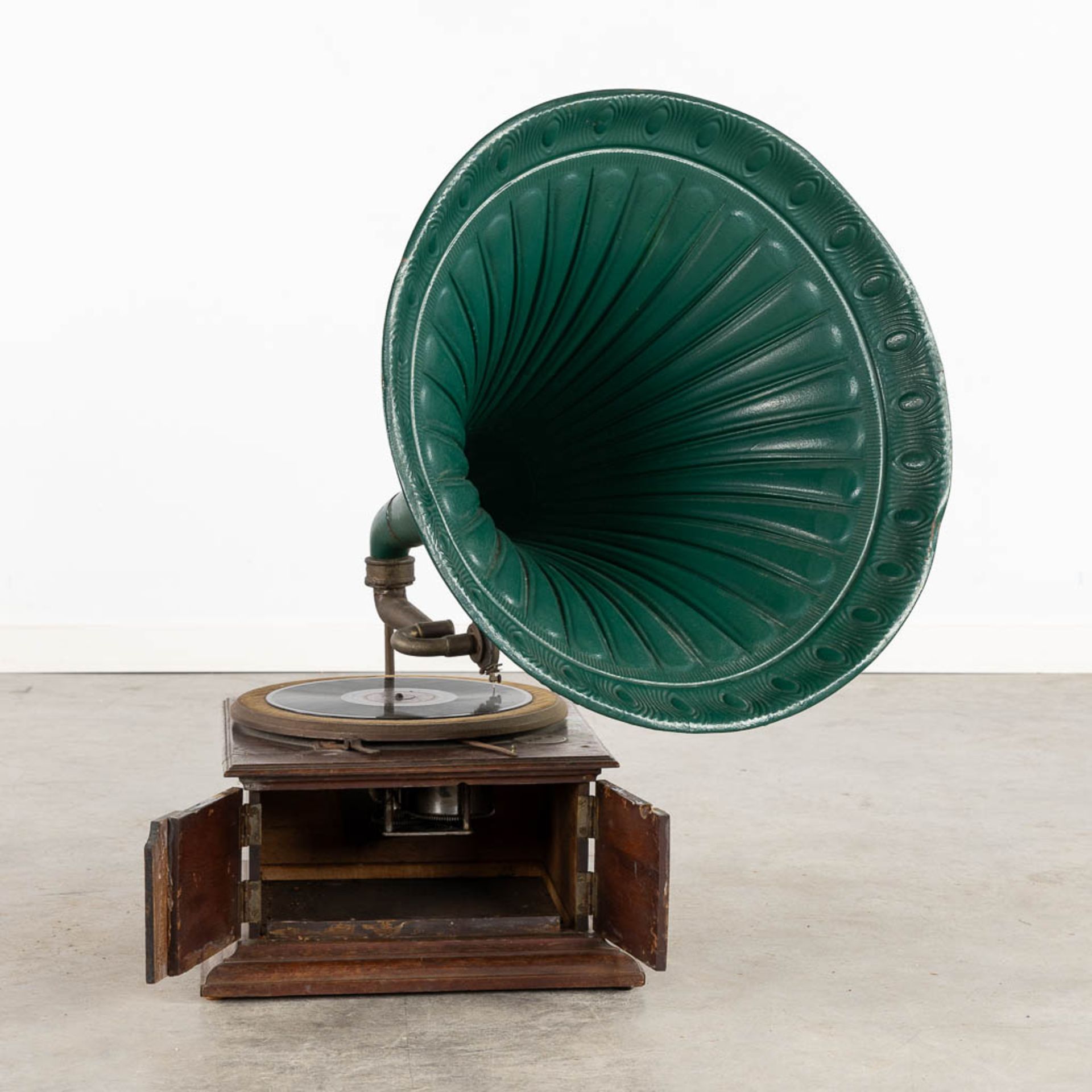 An antique and decorative Grammophone. (L:68 x W:56 x H:77 cm) - Bild 3 aus 10