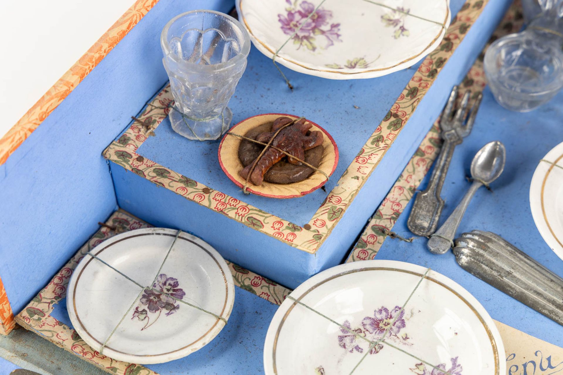 A children's porcelain service and flatware, 'Dinette', in the original box. (L:28 x W:36 x H:12 cm) - Image 9 of 10