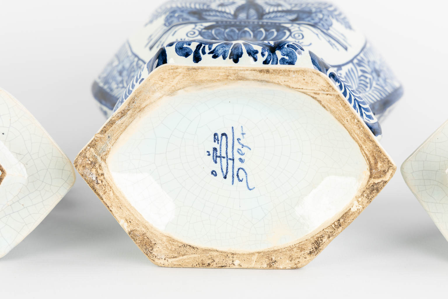 Oud Delft, Nijmegen. A 5-piece 'Kaststel', faience. (L:12 x W:18 x H:38 cm) - Image 10 of 18