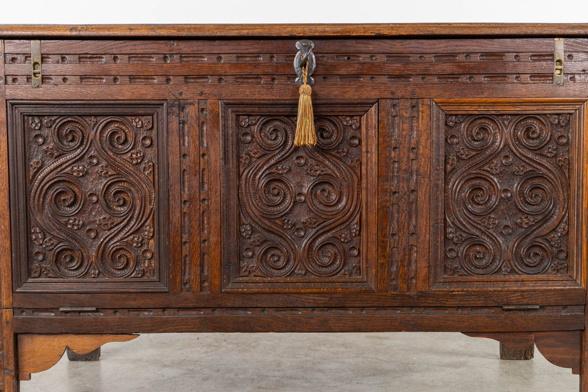 A chest with wood-sculptured panels. 19th C. (L:56 x W:120 x H:72 cm) - Bild 6 aus 11