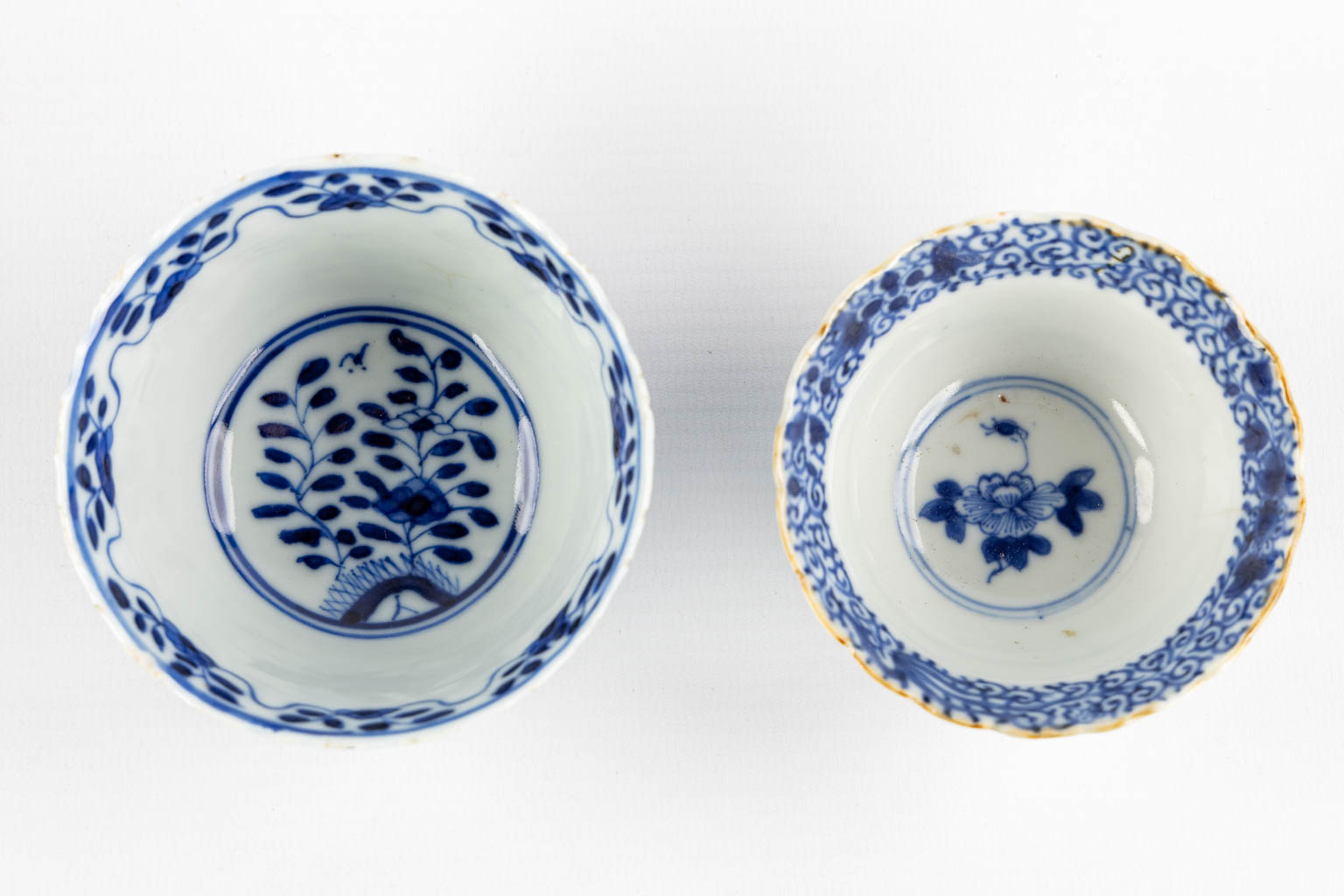 A pair of Chinese plate, blue-white decor of 'Fish and Crab', 19th C. (D:13,5 cm) - Image 6 of 9