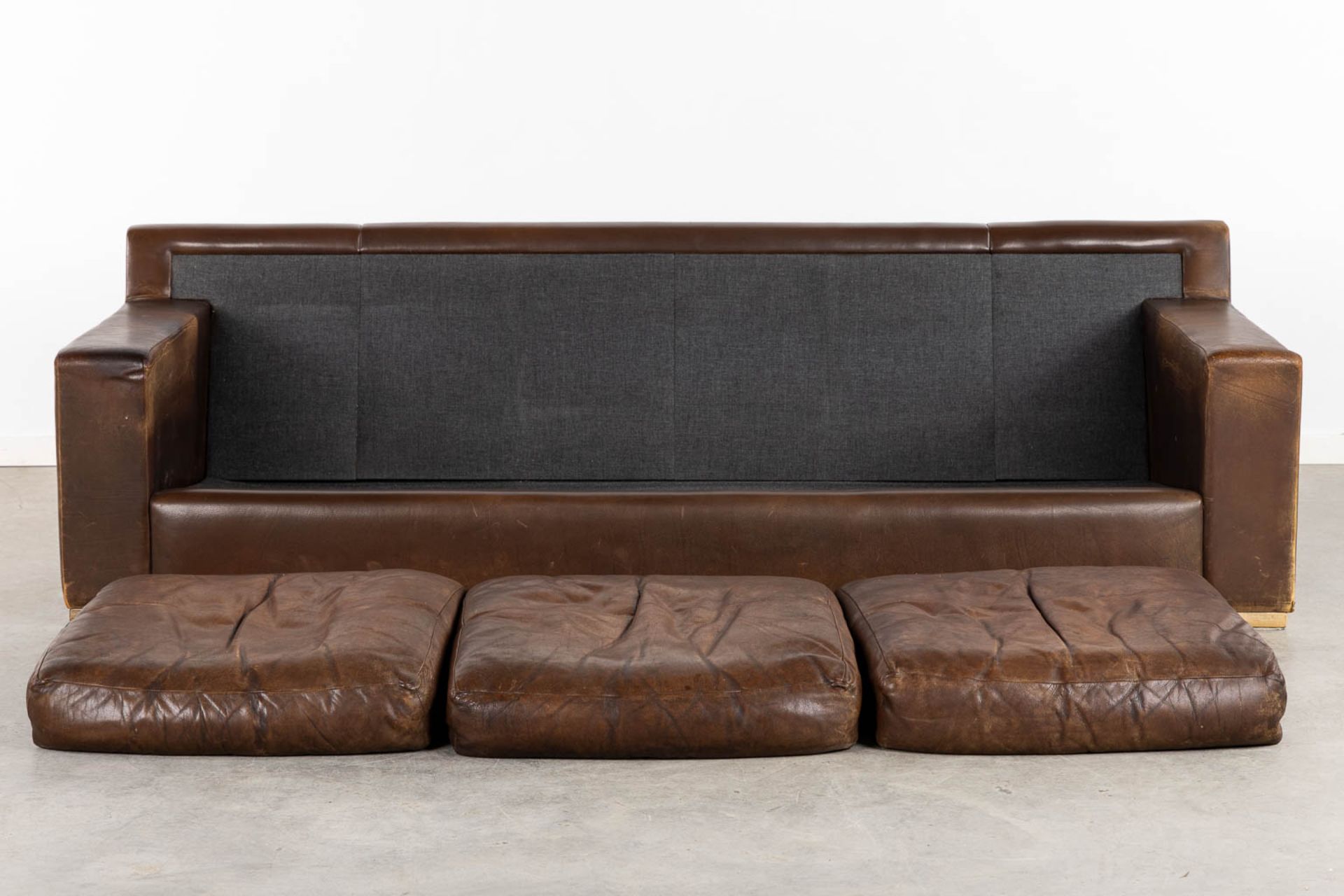 A vintage, three-person leather sofa. Circa 1970. (L:90 x W:225 x H:78 cm) - Bild 4 aus 12