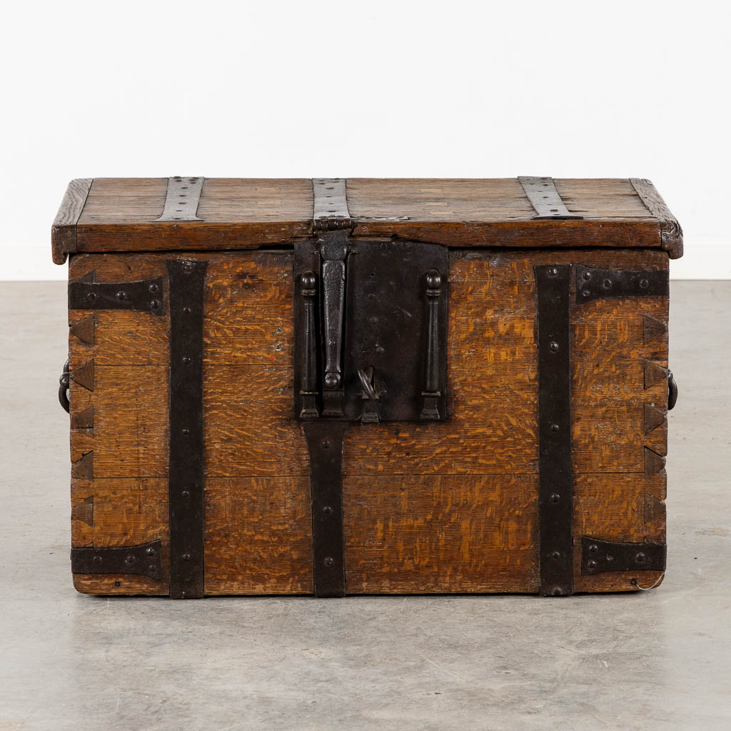 An antique Money box, wood mounted with wrought iron, circa 1500. (L:77 x W:44 x H:50 cm) - Image 4 of 14