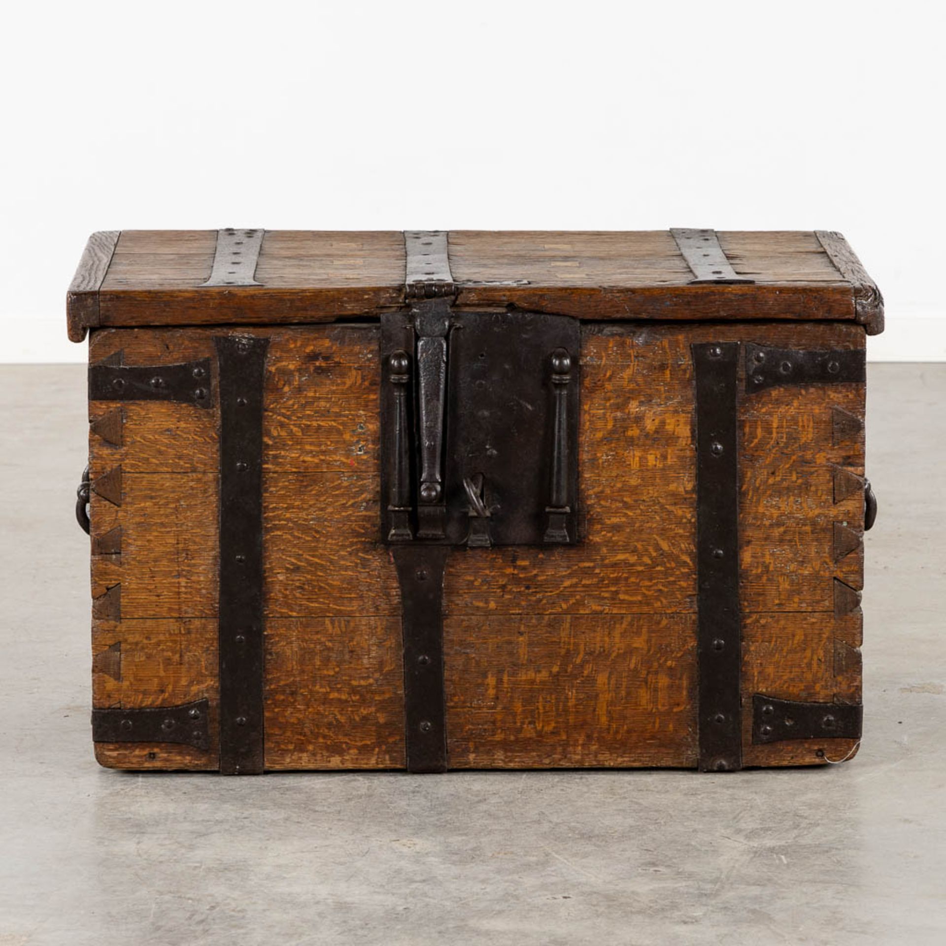 An antique Money box, wood mounted with wrought iron, circa 1500. (L:77 x W:44 x H:50 cm) - Bild 4 aus 14