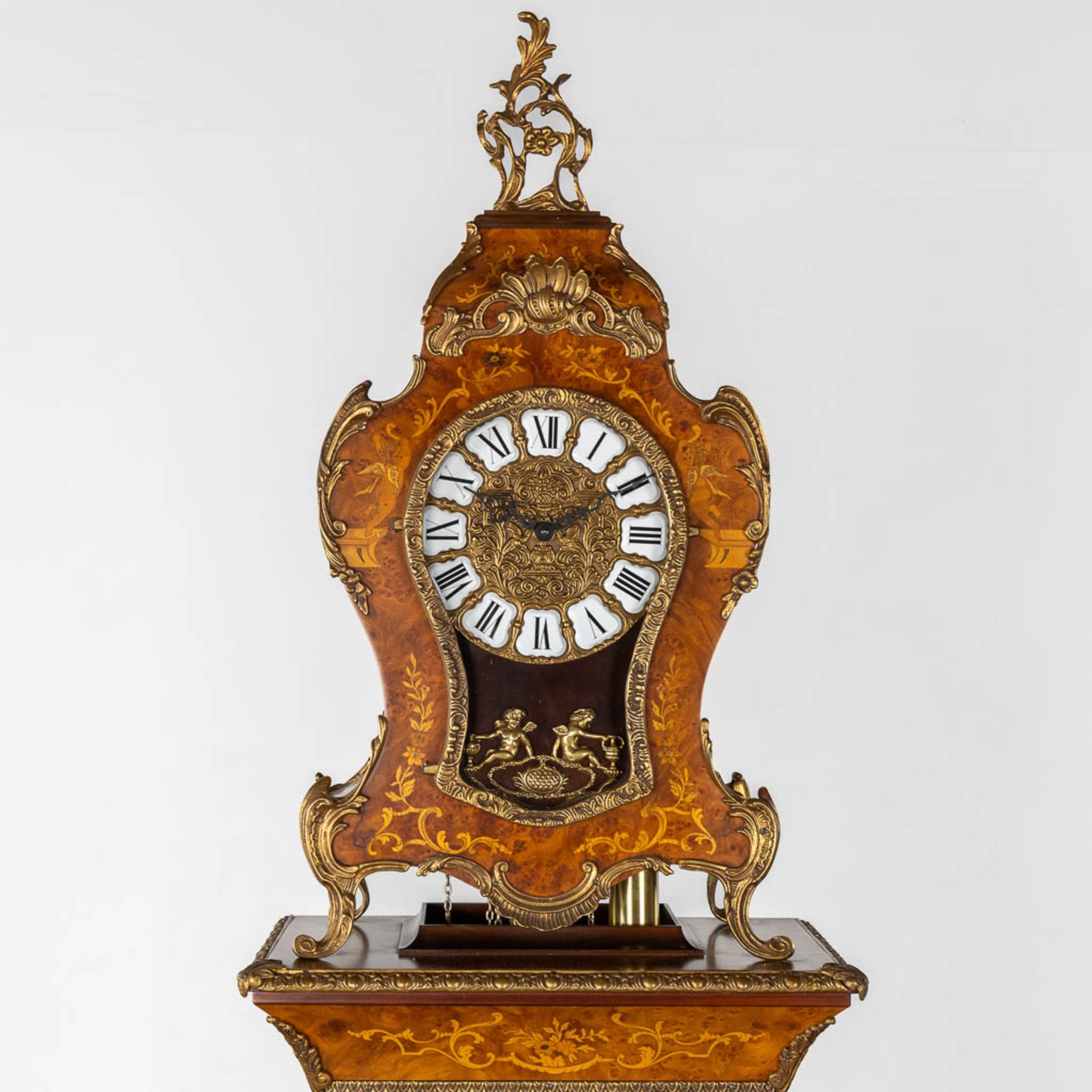 A cartel clock on a pedestal, Westminster movement, marquetry inlay and mounted with bronze. (L:29 x - Bild 9 aus 15