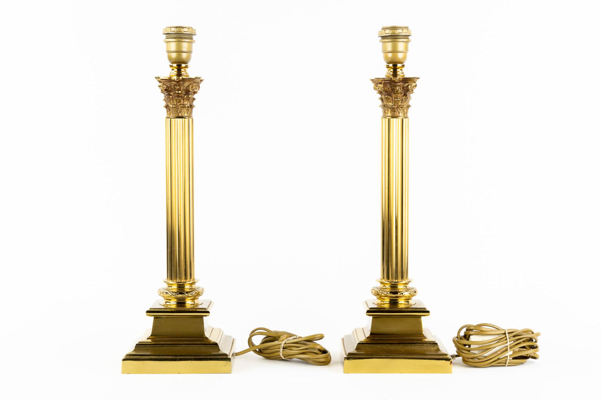 A decorative pair of table lamps with Corinthian pillars. (L:15 x W:15 x H:48 cm) - Bild 5 aus 9